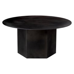 Mesa baja "Epic" de acero mediano en negro medianoche by Gamfratesi for Gubi