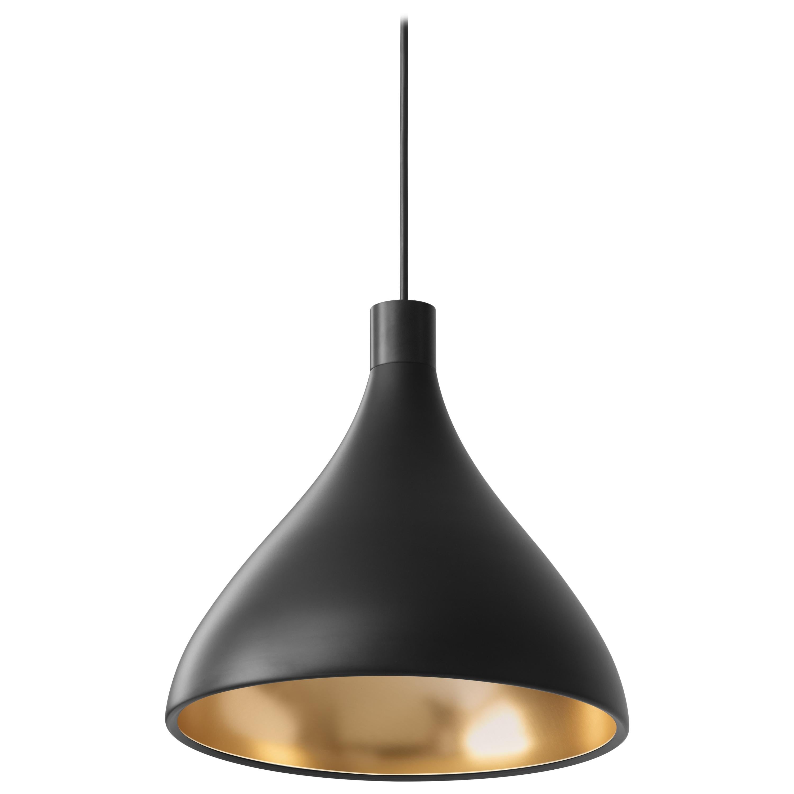 Lampe à suspension Swell de taille moyenne en noir et laiton par Pablo Designs en vente