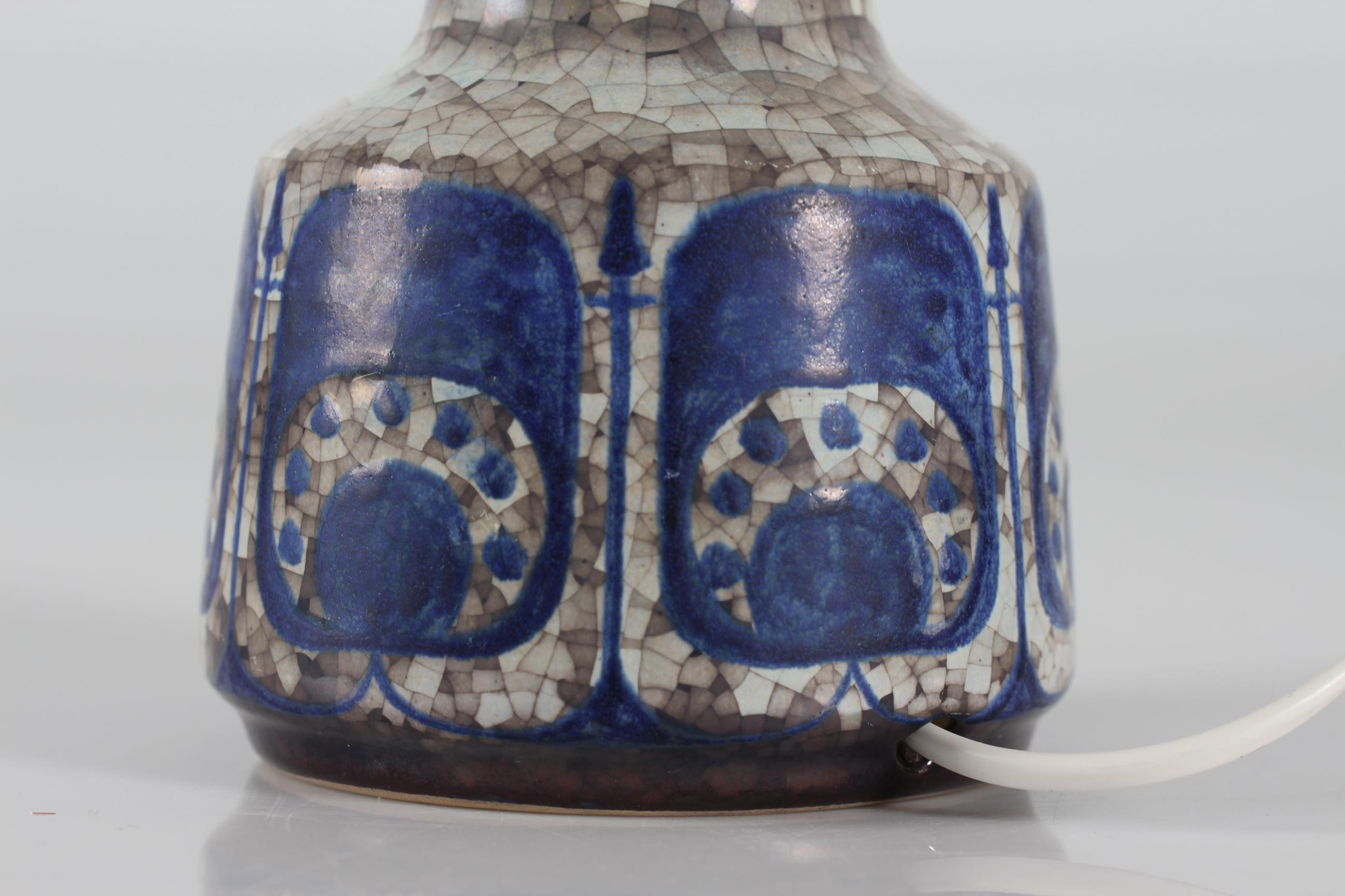 Mittelgroße Tischlampe von Marianne Starck für Michael Andersen, blaue Persia-Glasur 1960 (Dänisch) im Angebot
