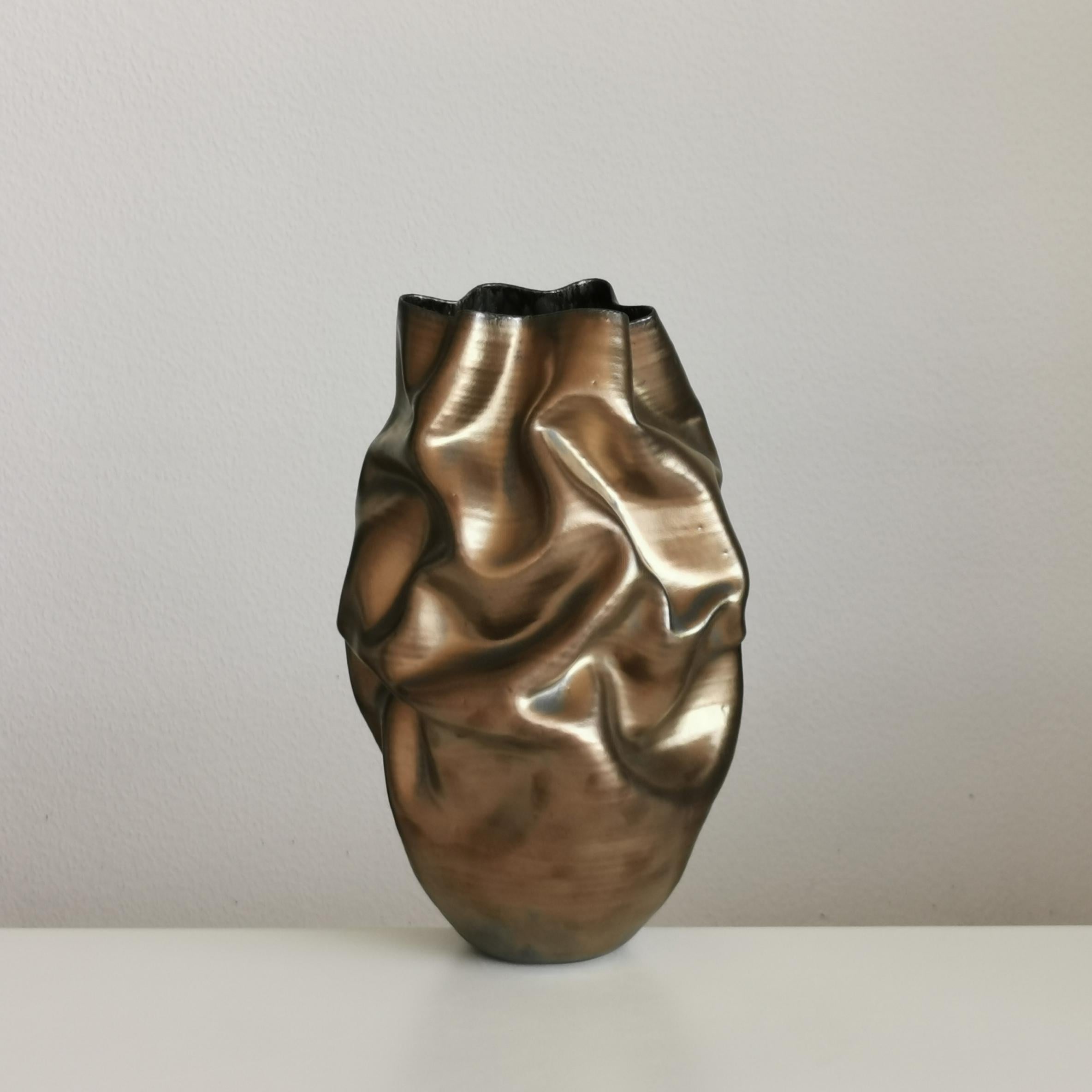 No. 131 Tall golden crumpled form. Sumptuous medium sized ceramic vessel from ceramic artist Nicholas Arroyave-Portela.

White St.Thomas clay, stoneware glazes, multi fired to cone 6 (1223 degrees)

Made in 2024
37 cm tall, 20 cm wide, 23 cm