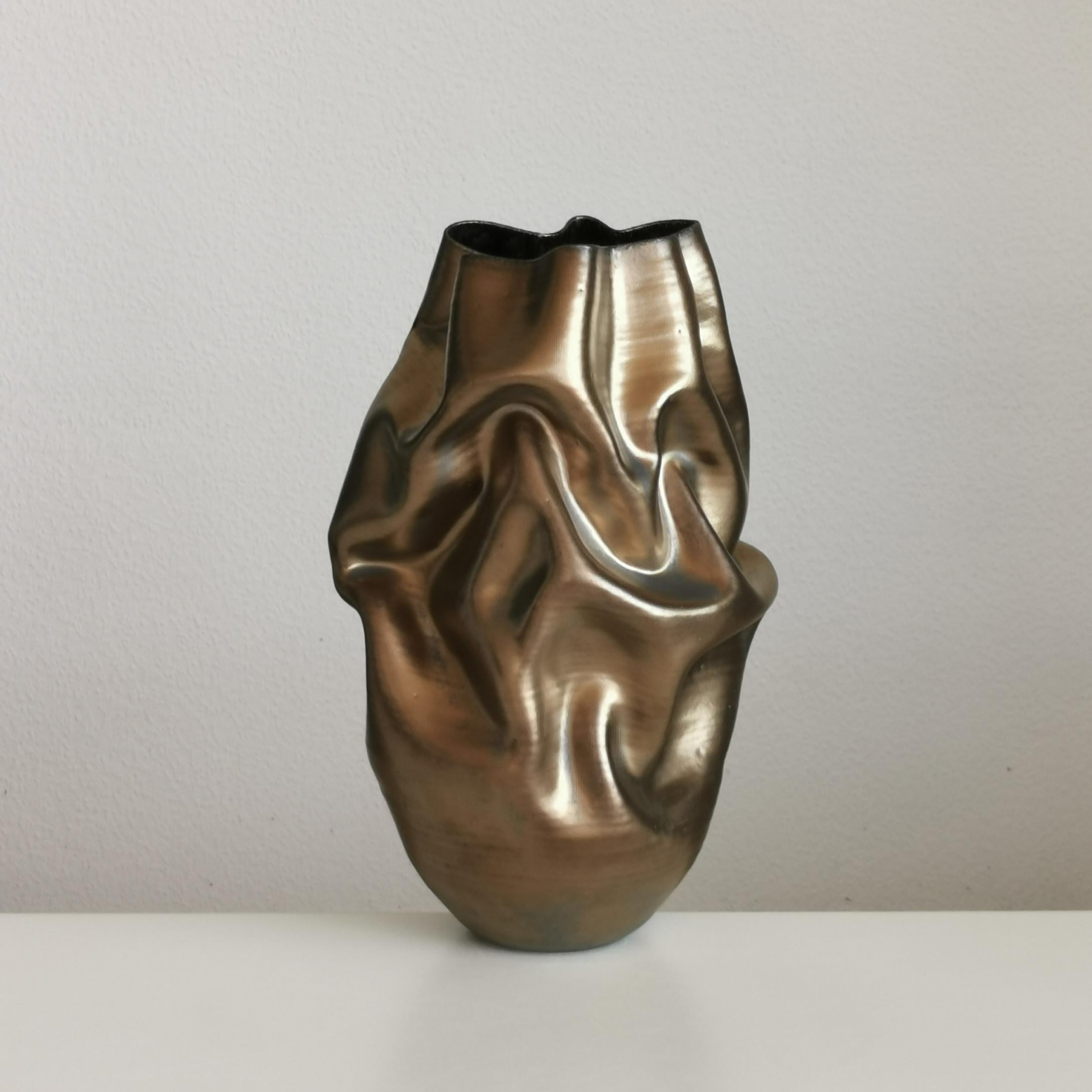 Medium Tall Gold Crumpled Form, Vessel No.131, Ceramic Sculpture In New Condition For Sale In London, GB