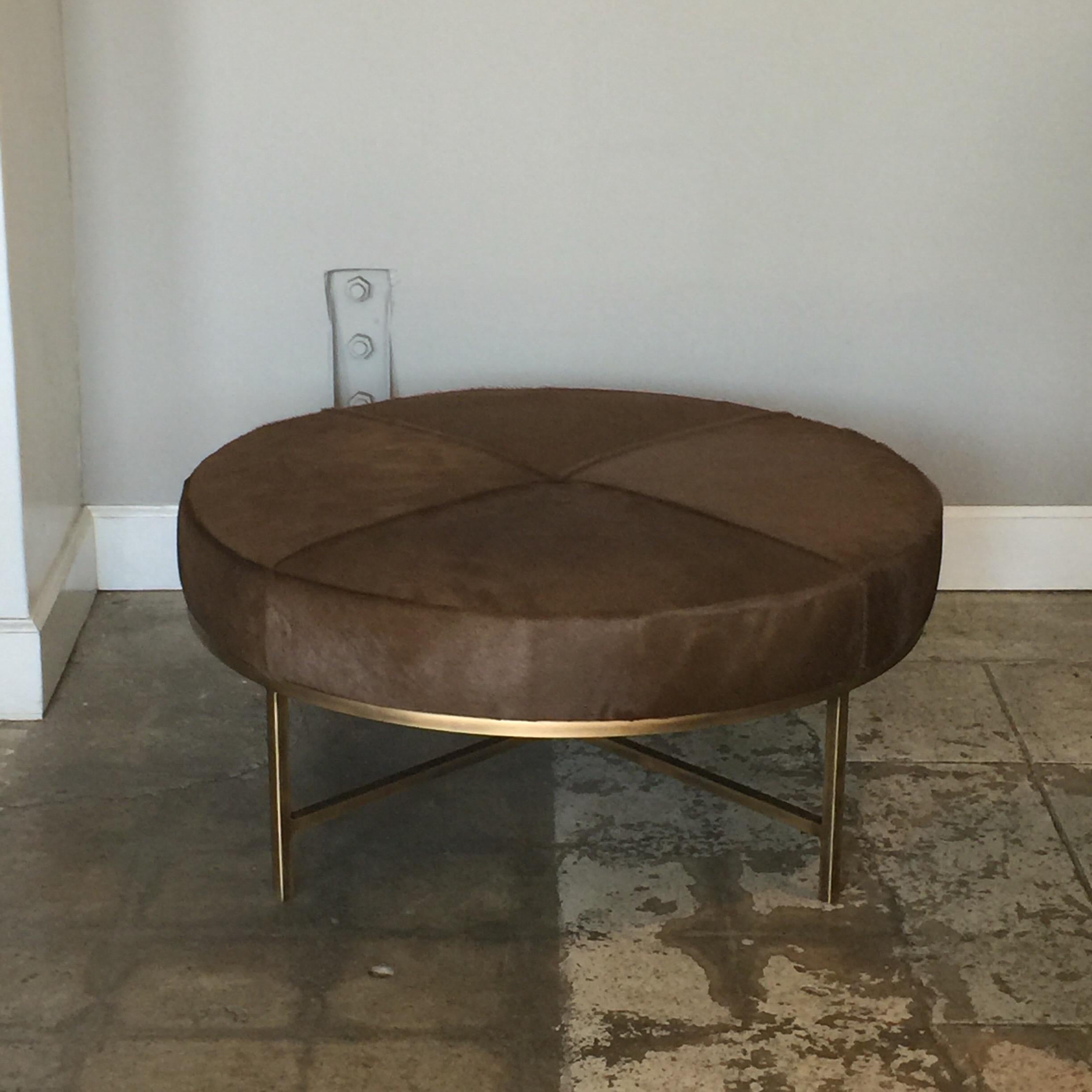 Pouf moyen 'Tambour' en laiton antique et cuir de Design Frères.

Fermement rembourrée, elle peut également être utilisée comme table basse, avec un plateau.