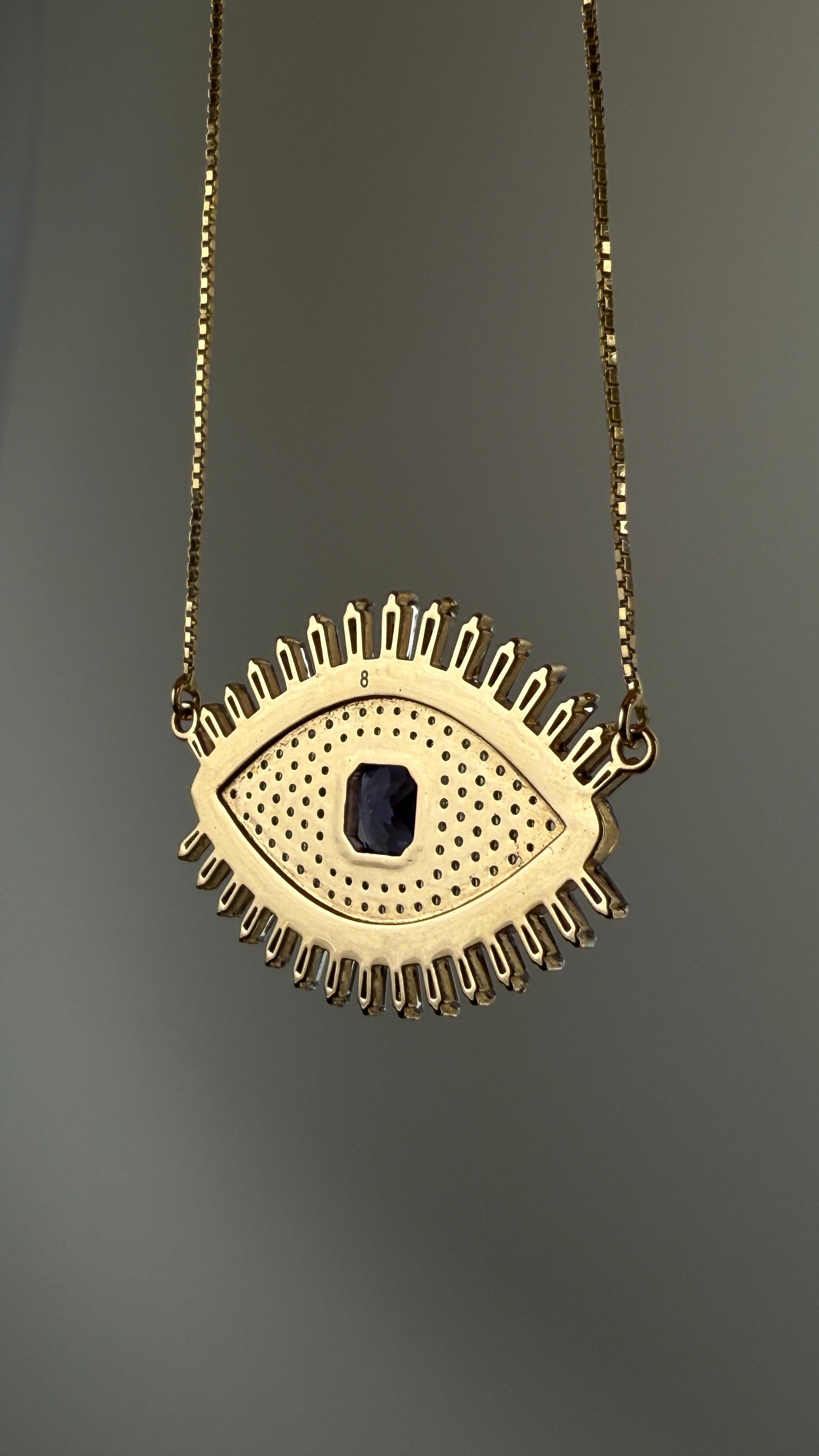 Taglio cuscino Ciondolo medio con tanzanite, diamanti e zaffiri in oro 18K in vendita