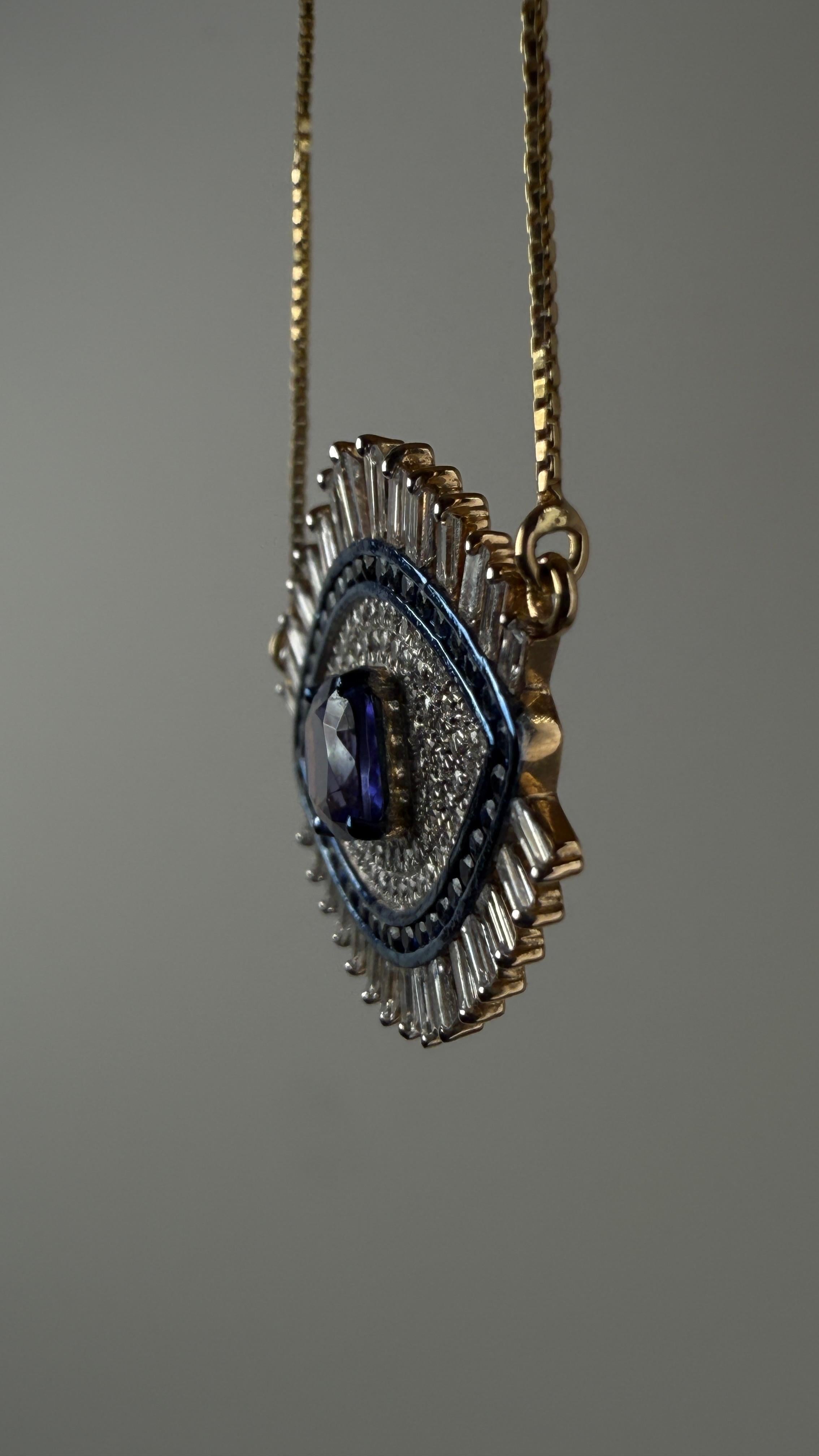 Ciondolo medio con tanzanite, diamanti e zaffiri in oro 18K in vendita 3