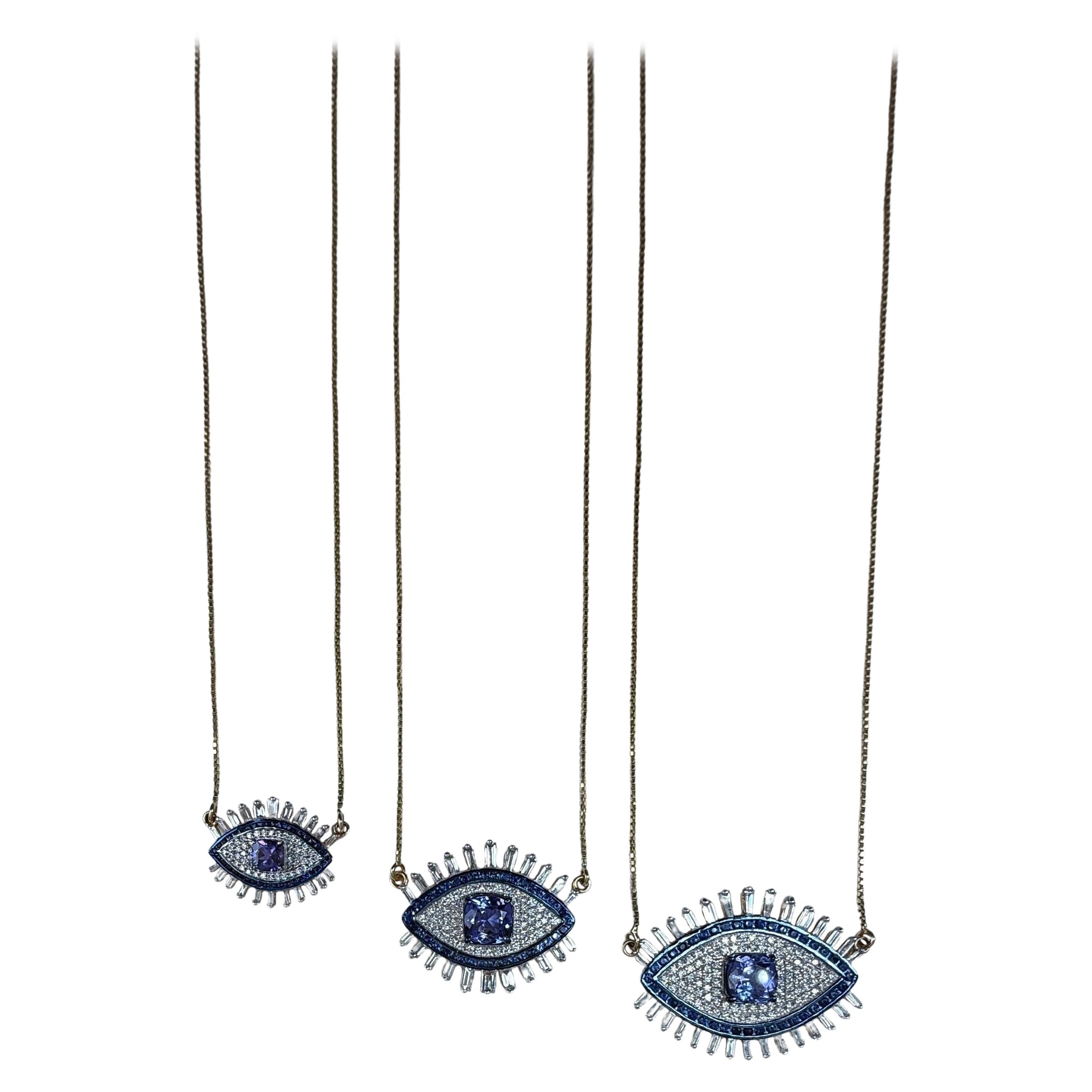 Questo spettacolare ciondolo a forma di malocchio è un capolavoro di alta gioielleria moderna, sapientemente realizzato in oro 18 carati. Trasforma l'antico talismano protettivo in un pezzo di lusso e di grande impatto.

Questo pezzo è la metà di