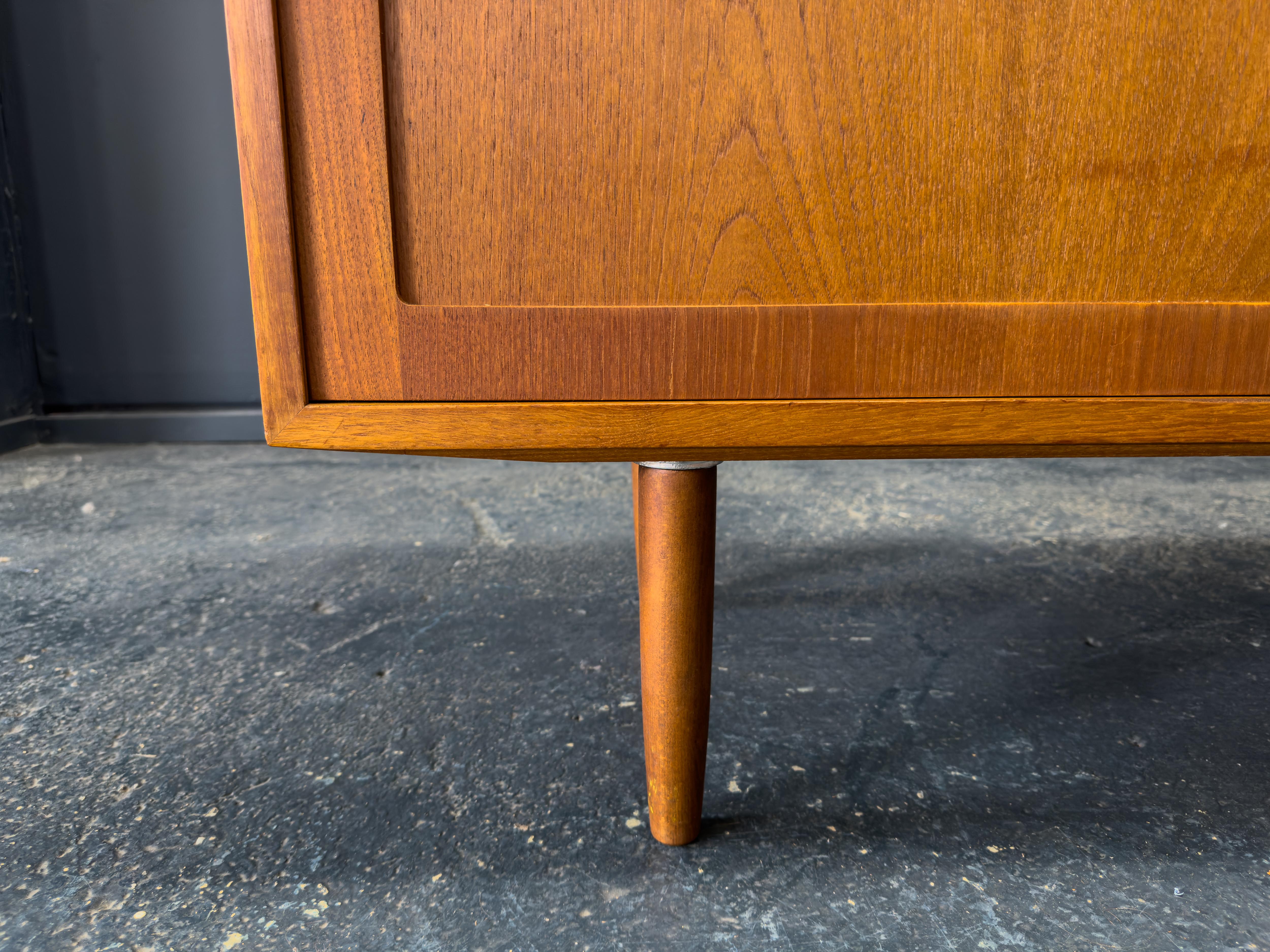 Credenza media in teak con ante scorrevoli in vendita 4