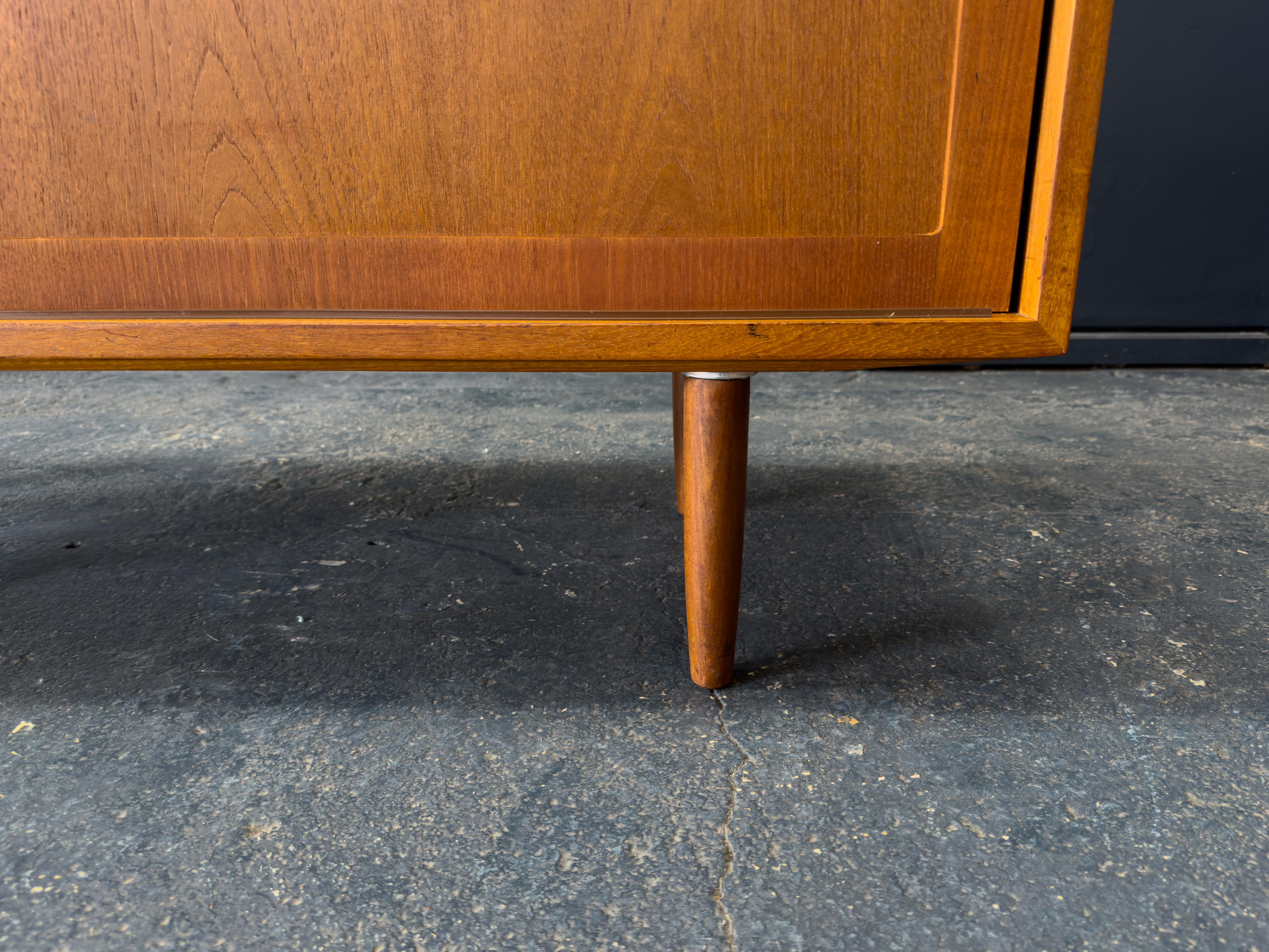 Credenza media in teak con ante scorrevoli in vendita 5