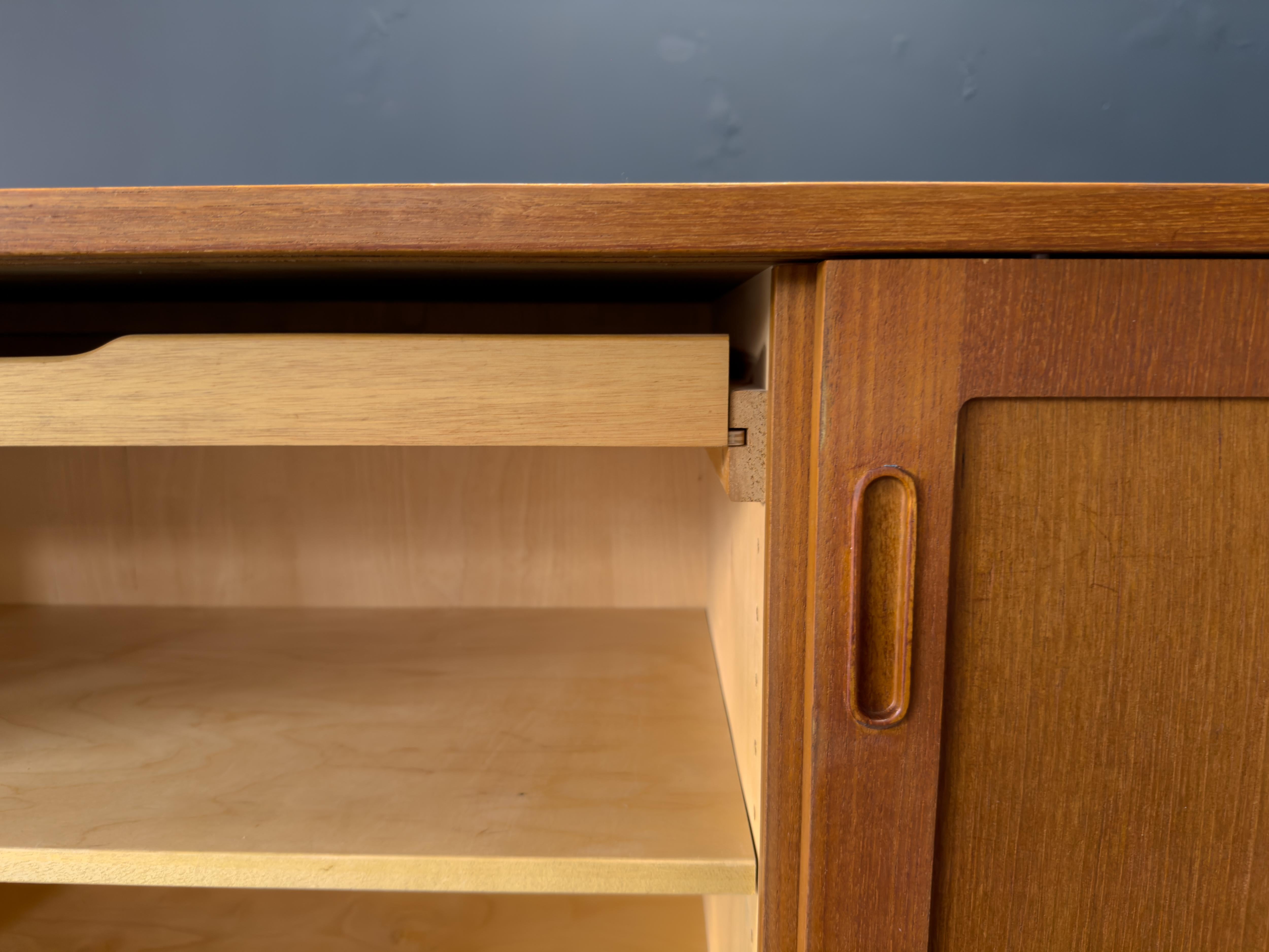 Credenza media in teak con ante scorrevoli in vendita 6