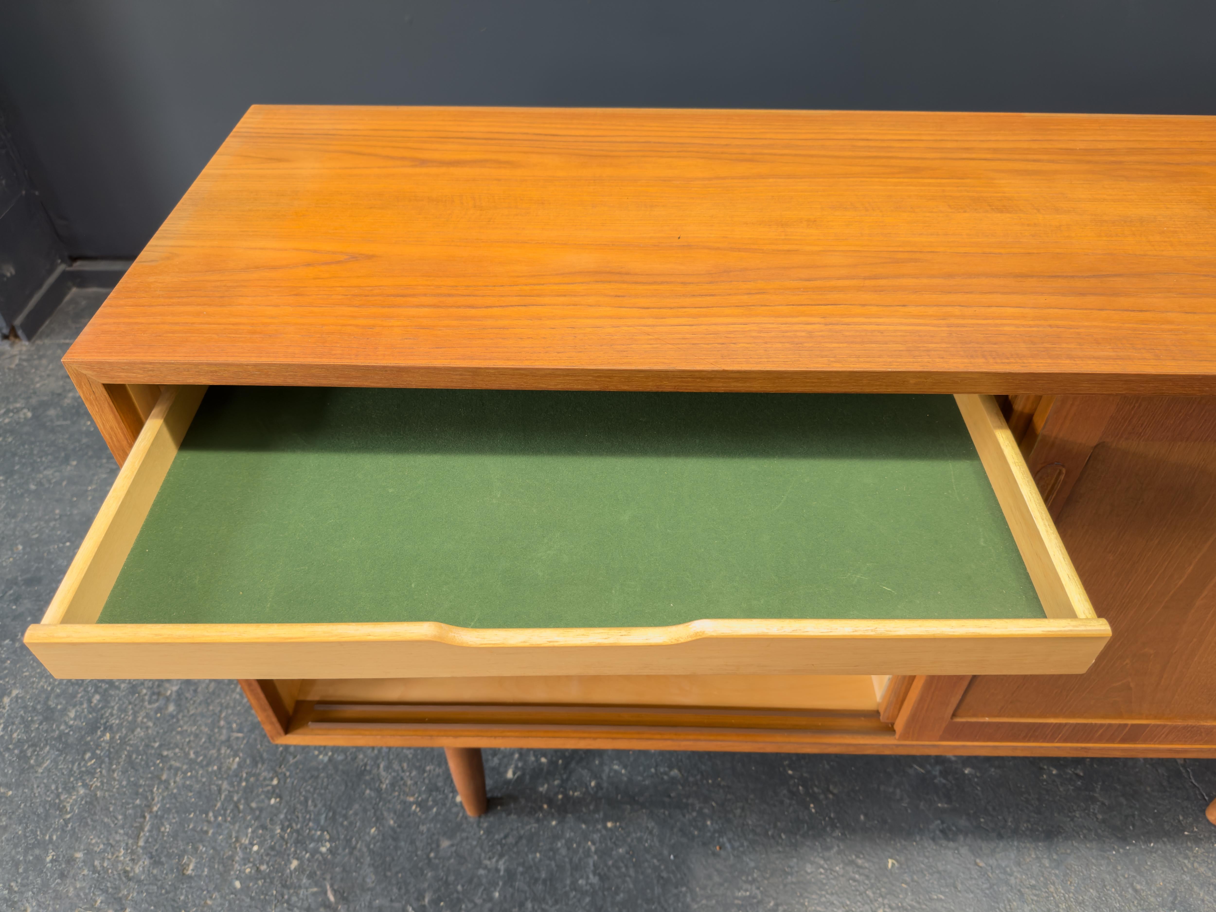 Credenza media in teak con ante scorrevoli in vendita 7