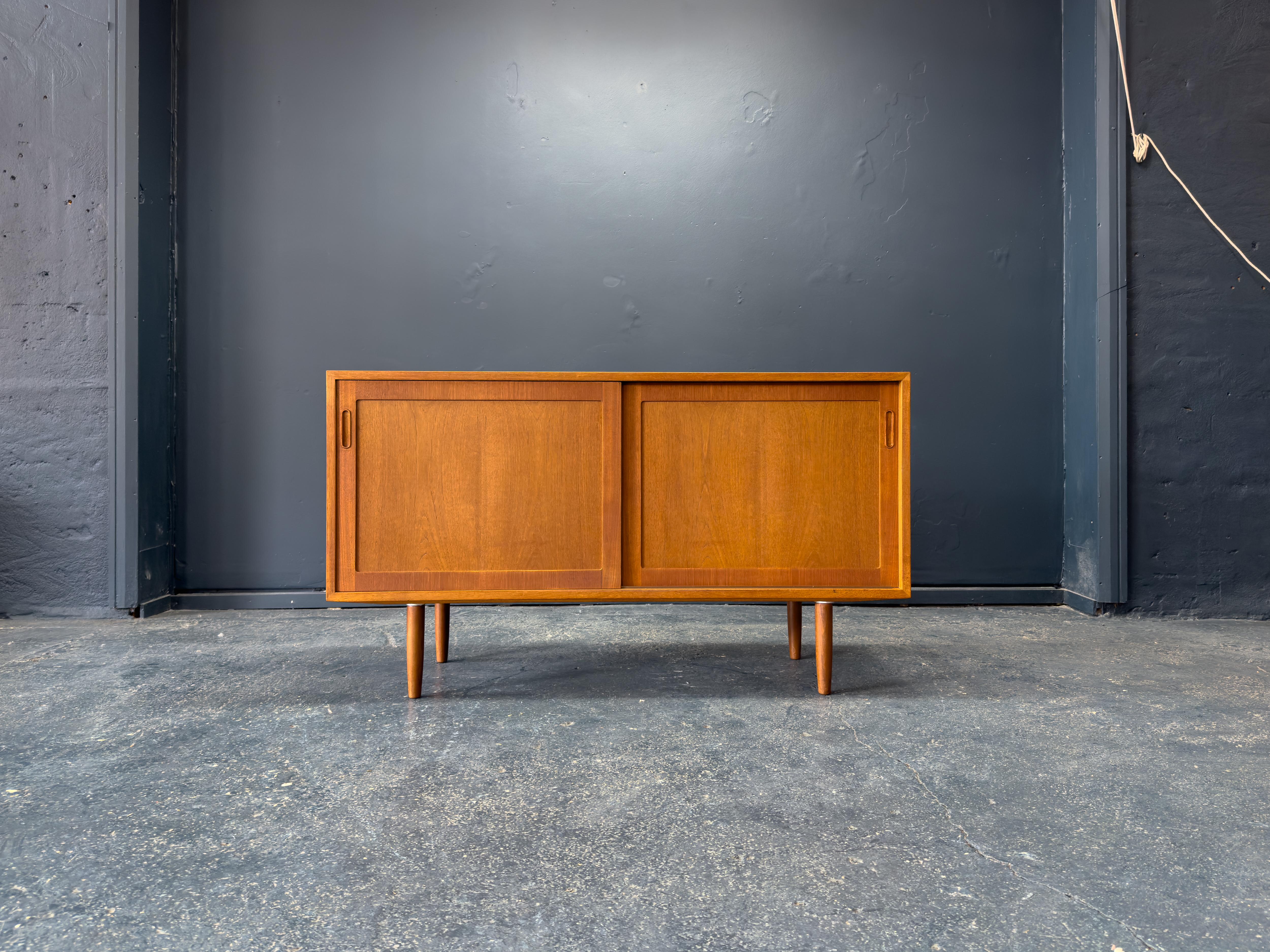 Mid-Century moderno Credenza media in teak con ante scorrevoli in vendita