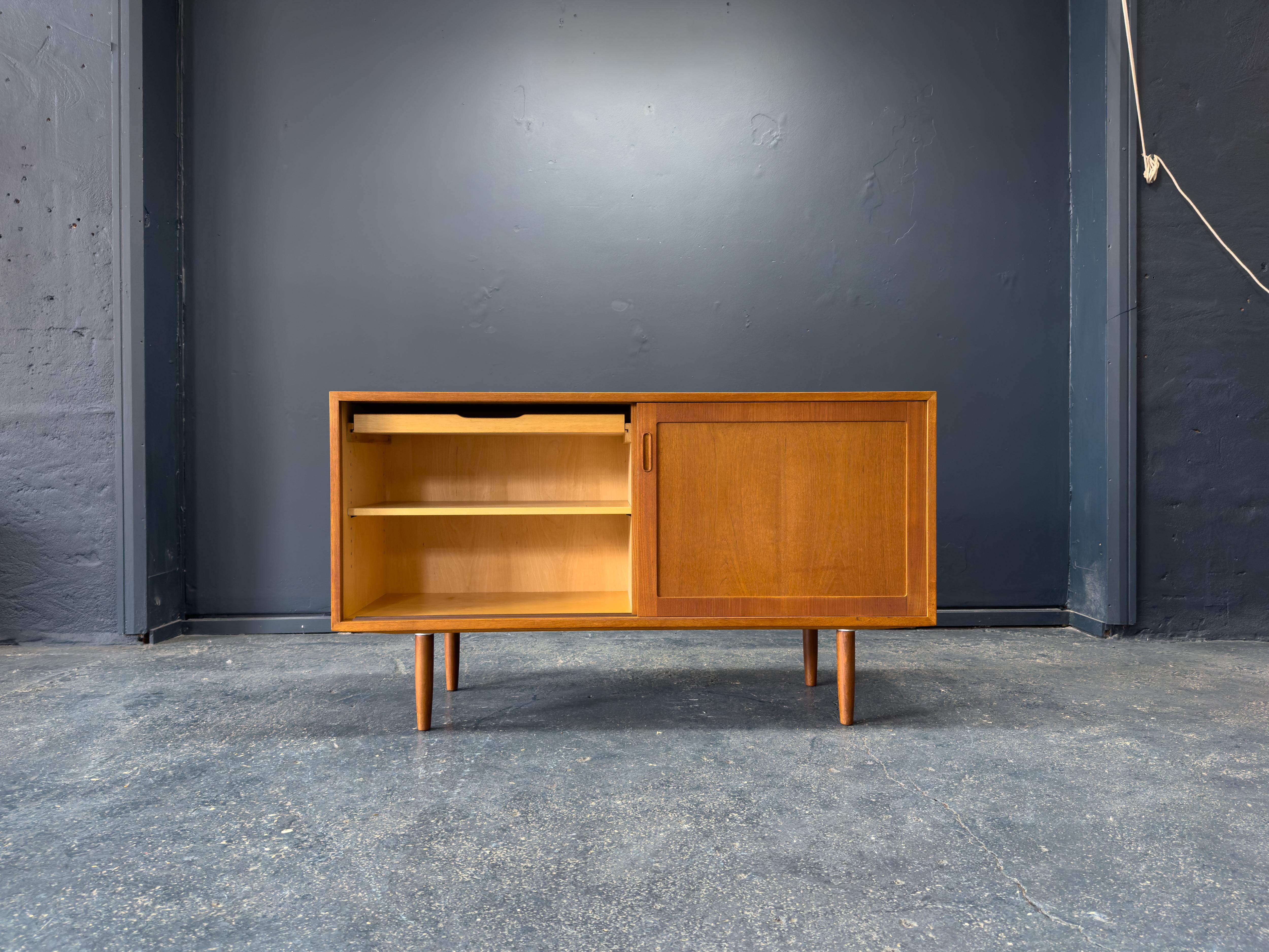 Danese Credenza media in teak con ante scorrevoli in vendita