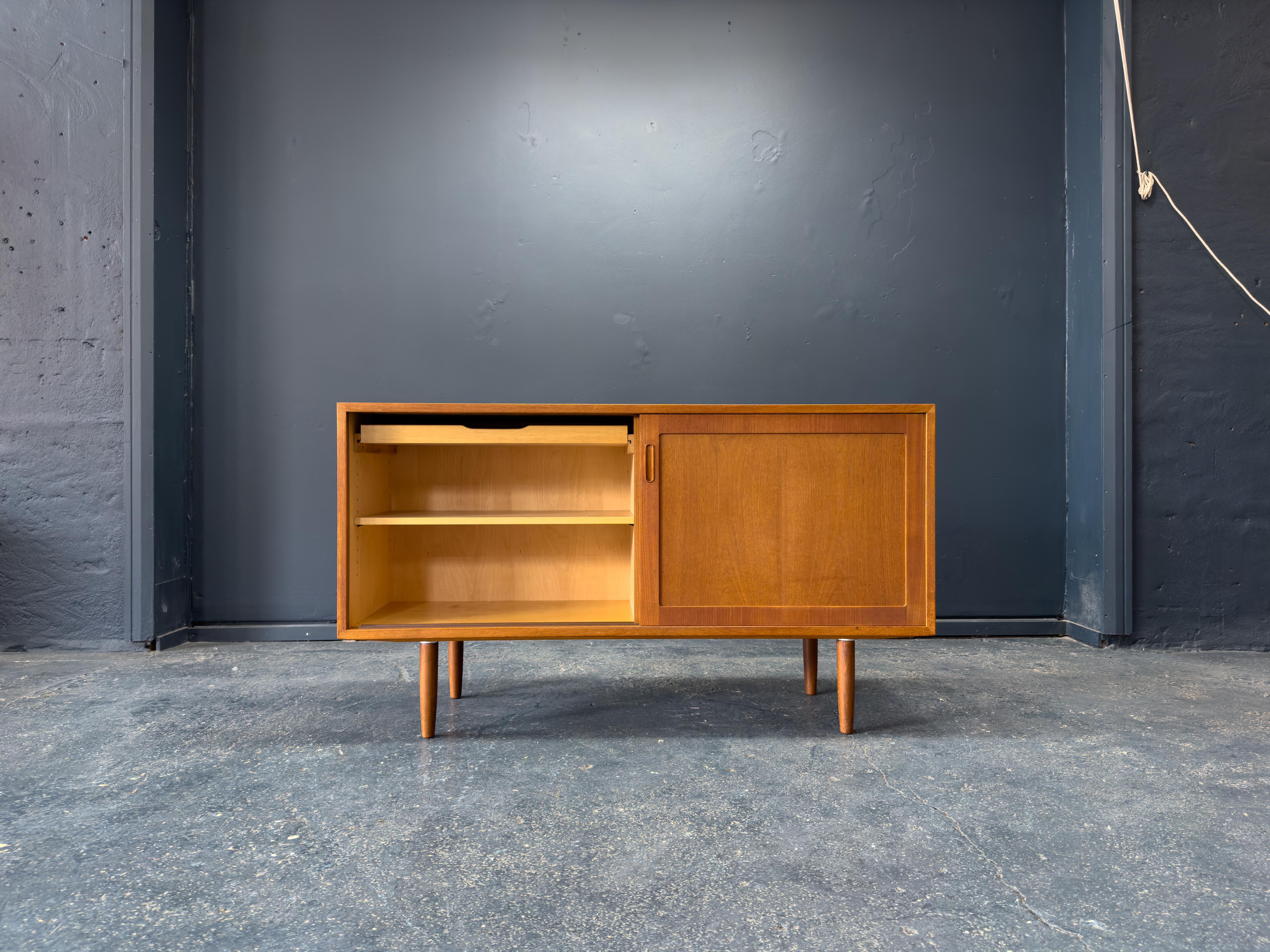Credenza media in teak con ante scorrevoli In condizioni buone in vendita a London, GB