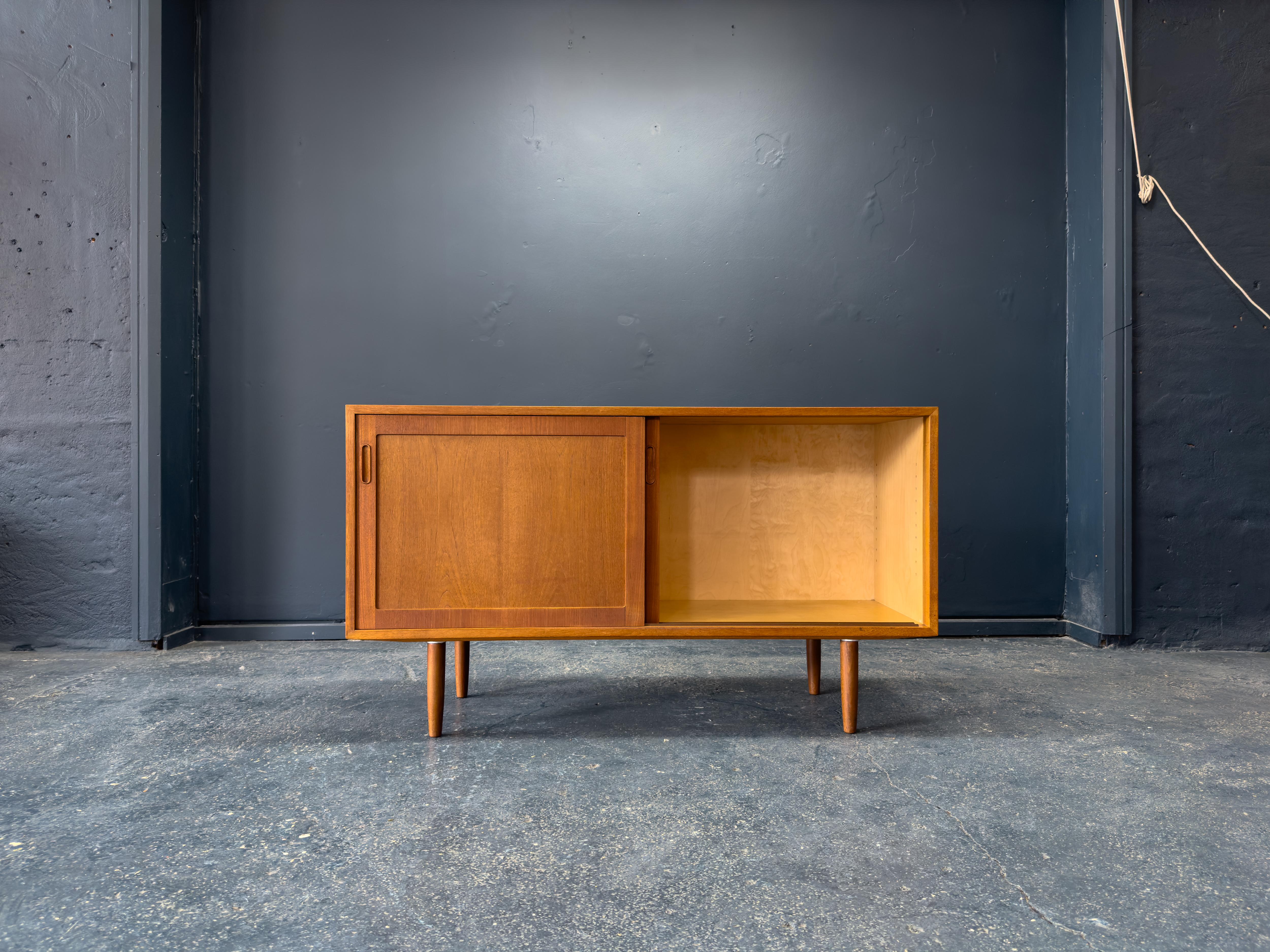 XX secolo Credenza media in teak con ante scorrevoli in vendita