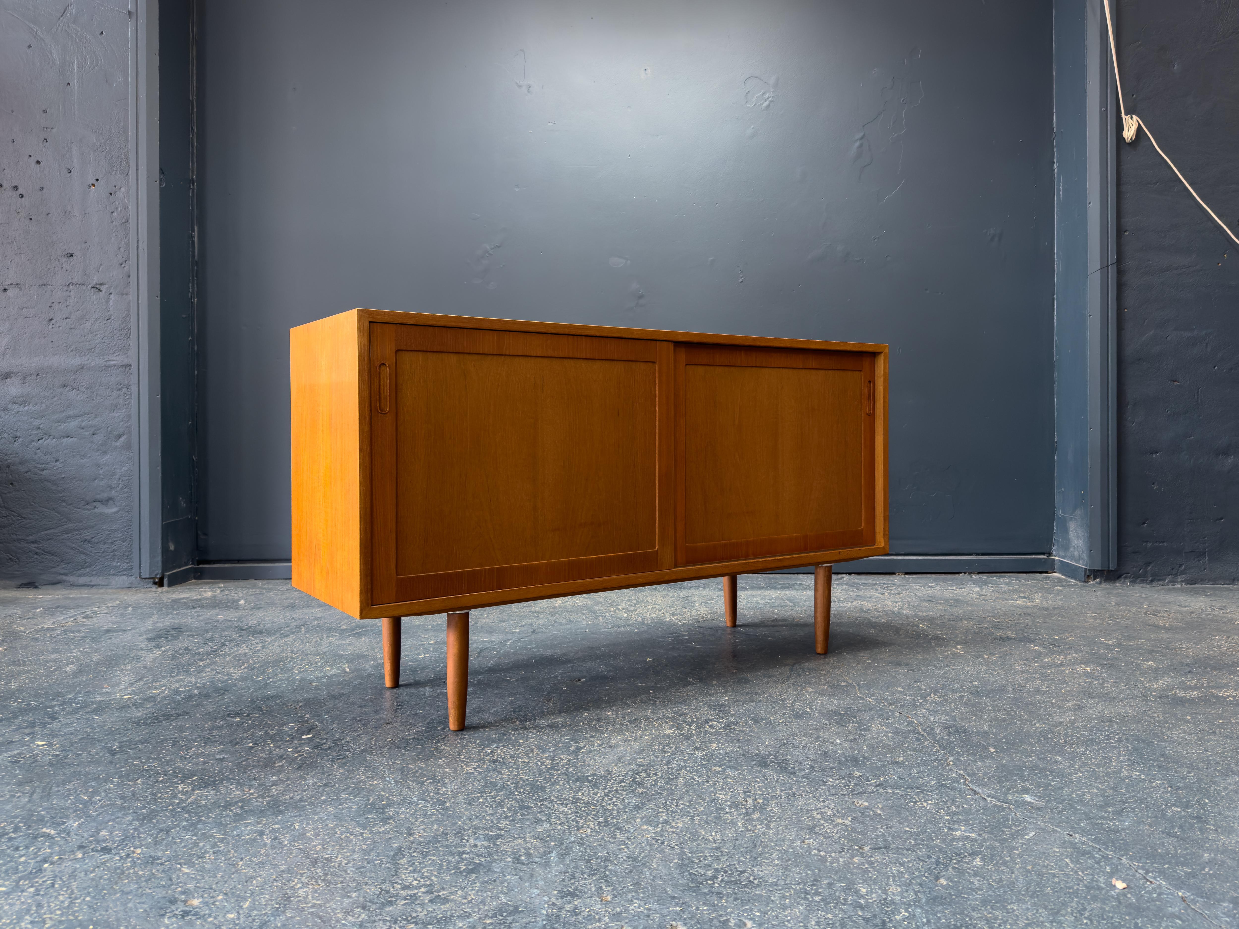 Teak Credenza media in teak con ante scorrevoli in vendita