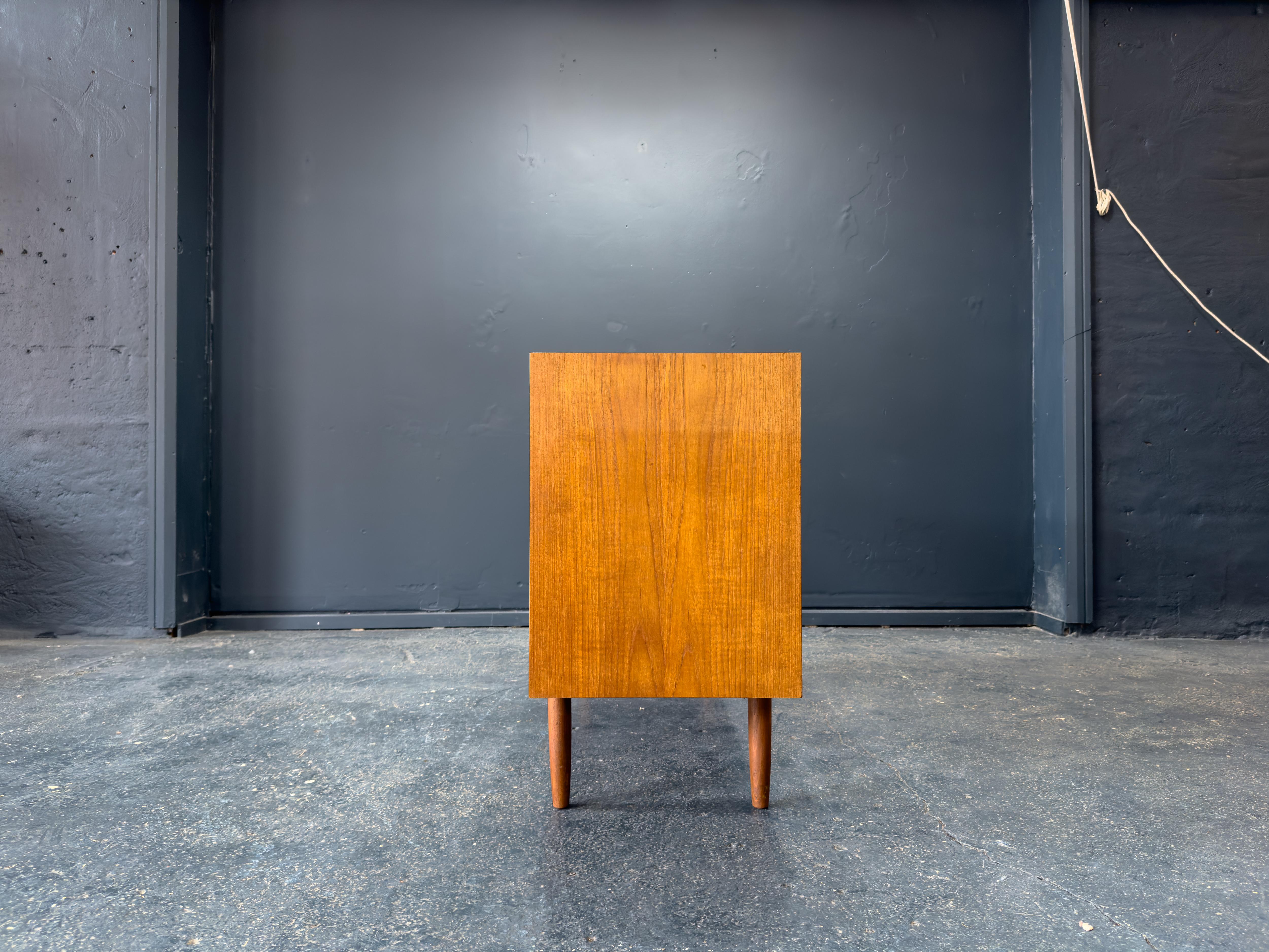 Credenza media in teak con ante scorrevoli in vendita 1
