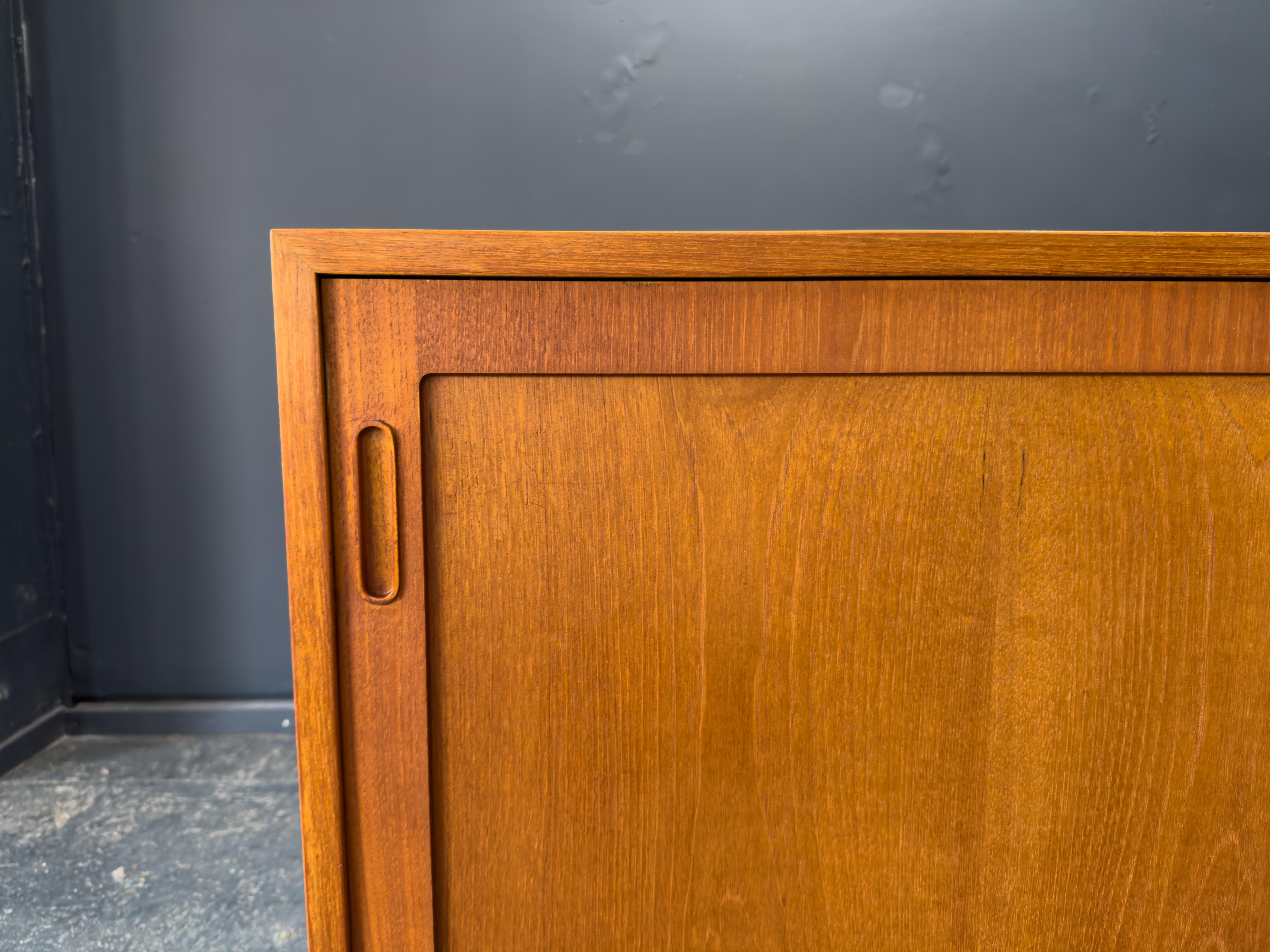 Credenza media in teak con ante scorrevoli in vendita 2