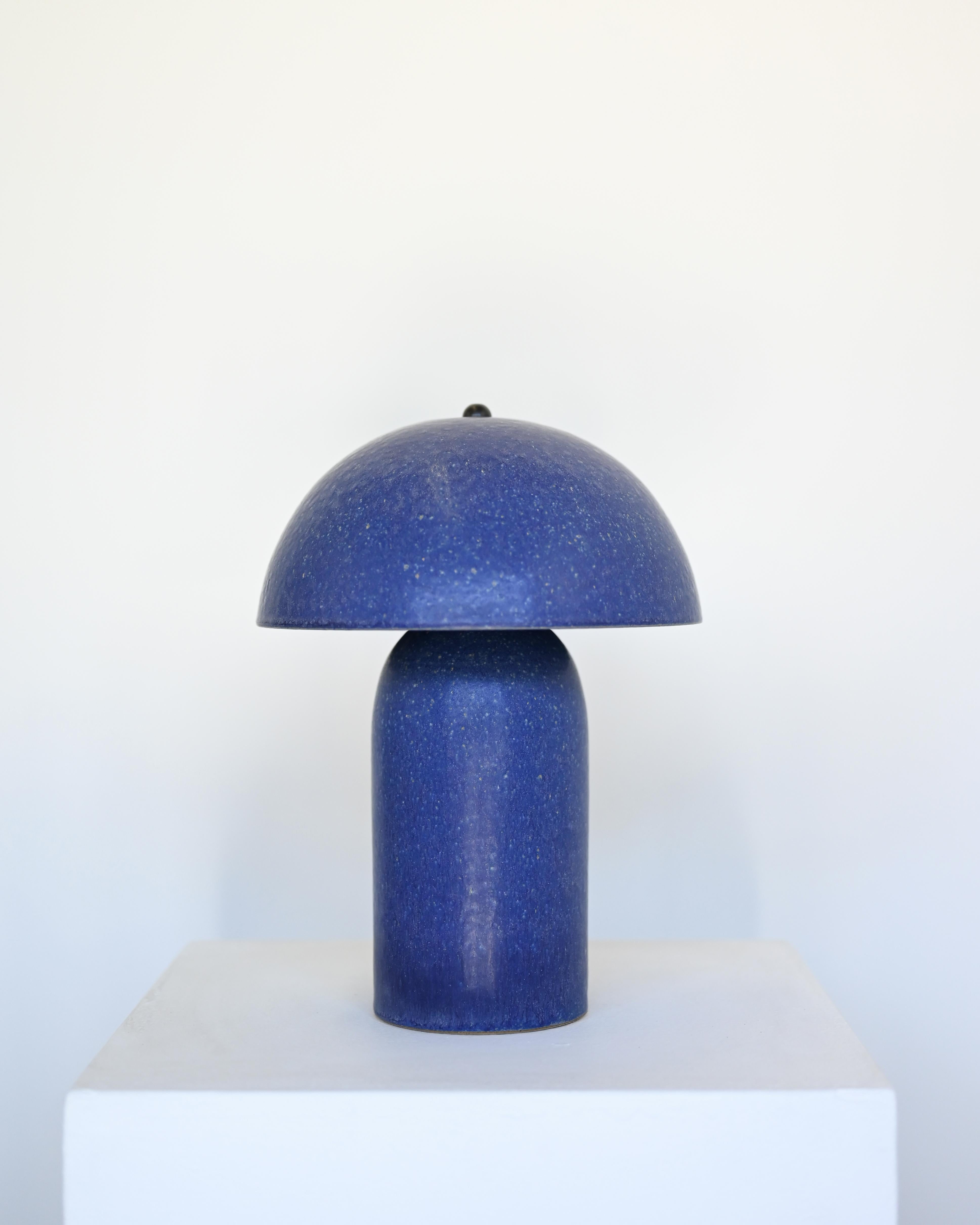 Tera-Tischlampe in glasiertem Indigo von Keramik (Moderne) im Angebot