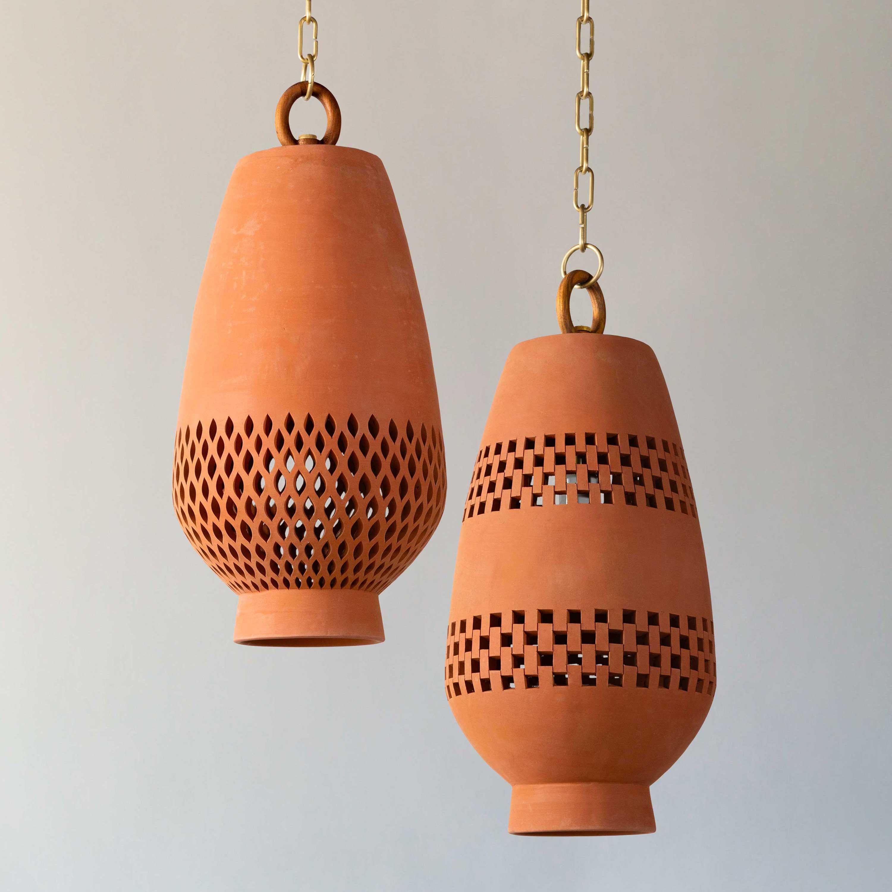 Messicano Lampada a sospensione media in ceramica Terracotta, Bronzo invecchiato, Ajedrez Atzompa in vendita