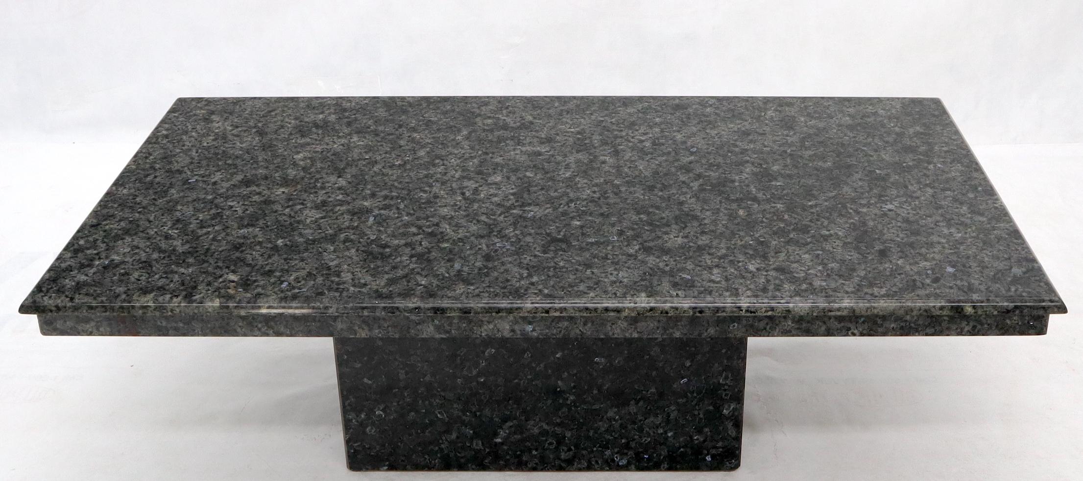 Rechteckiger bis großer Couchtisch aus schwarzem Granit, Mid-Century Modern (Moderne der Mitte des Jahrhunderts) im Angebot