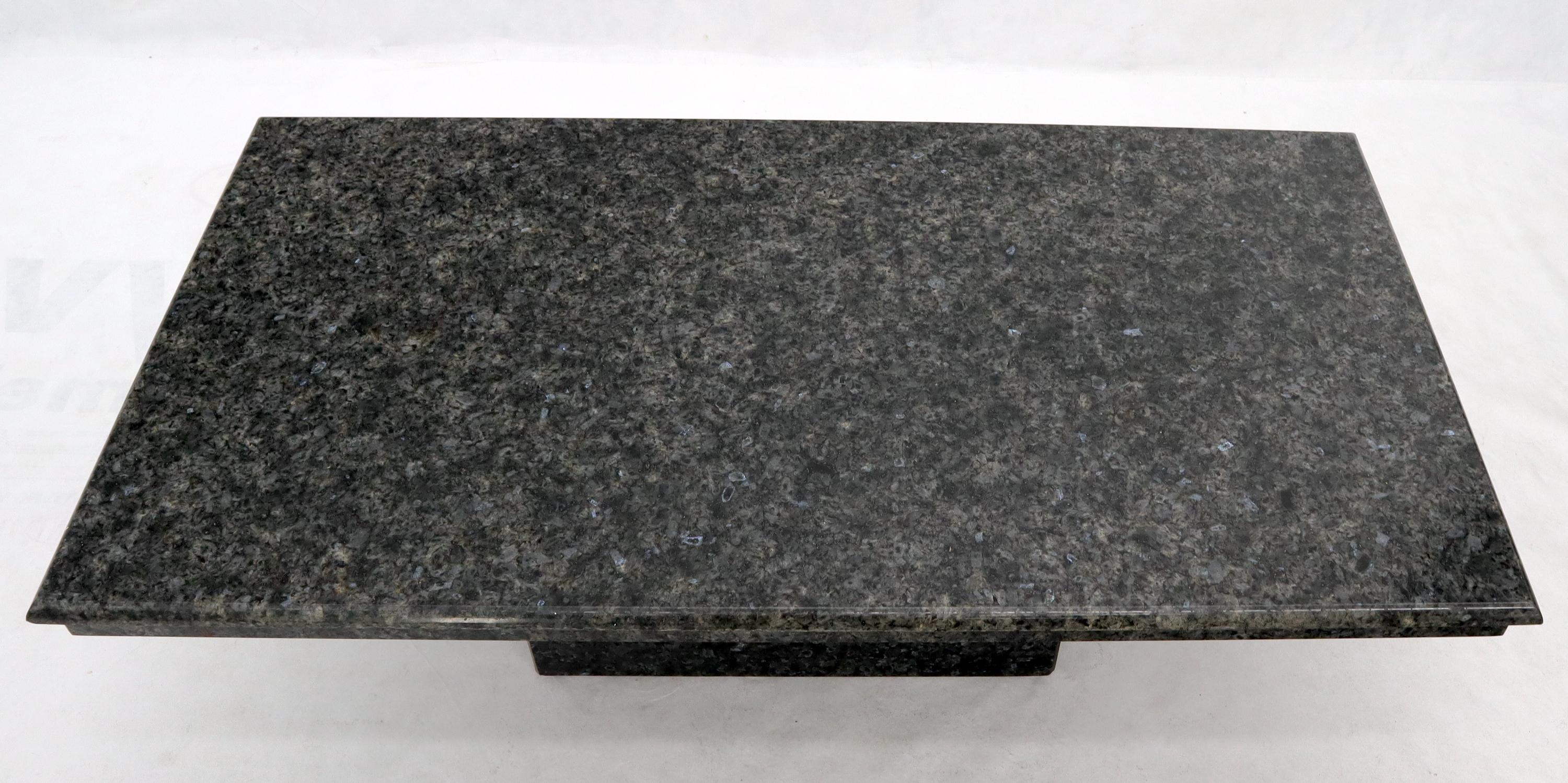Rechteckiger bis großer Couchtisch aus schwarzem Granit, Mid-Century Modern (amerikanisch) im Angebot
