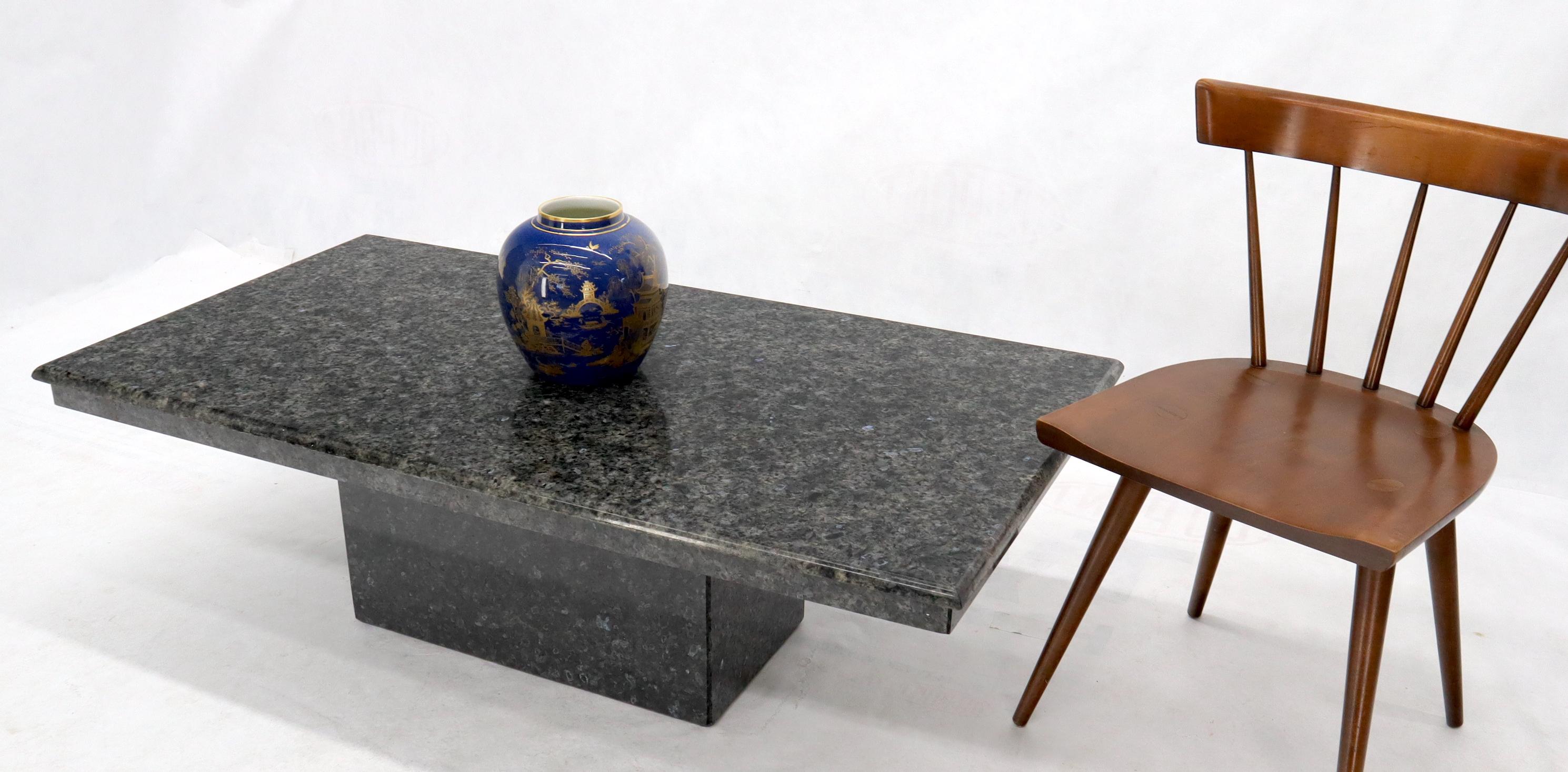 Rechteckiger bis großer Couchtisch aus schwarzem Granit, Mid-Century Modern (Poliert) im Angebot