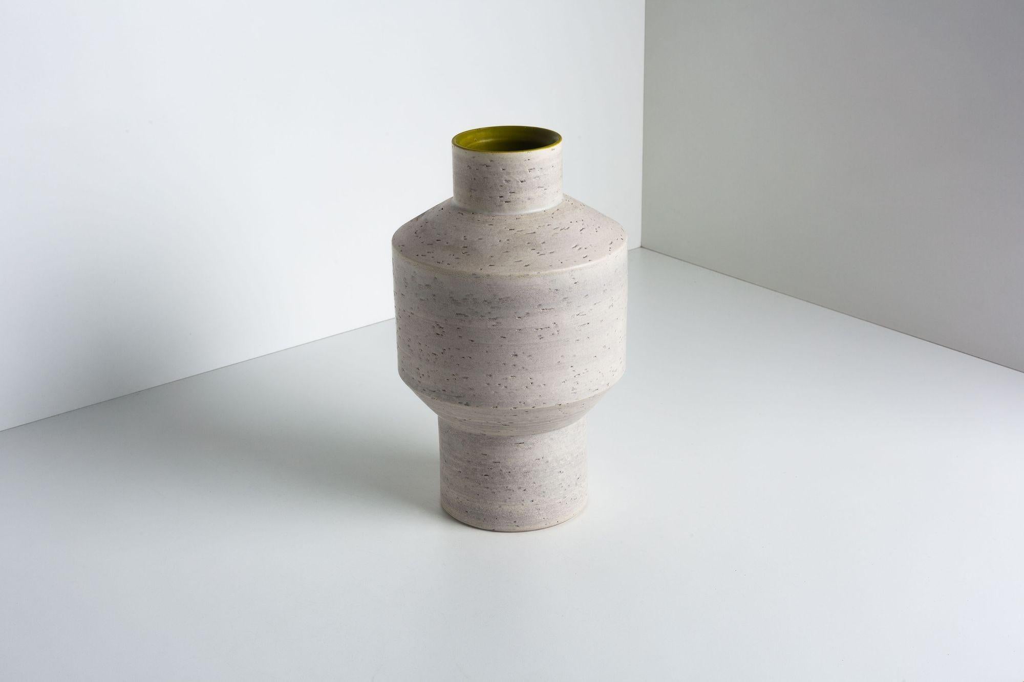 Vaso medio Tribe di Arik Levy George per Bitossi, 2007 Esterno bianco non smaltato con interno giallo
Il netto contrasto tra texture e colori cattura l'estetica caratteristica della Collection'S, disegnata per Bitossi nel 2007 da Arik Levy George.