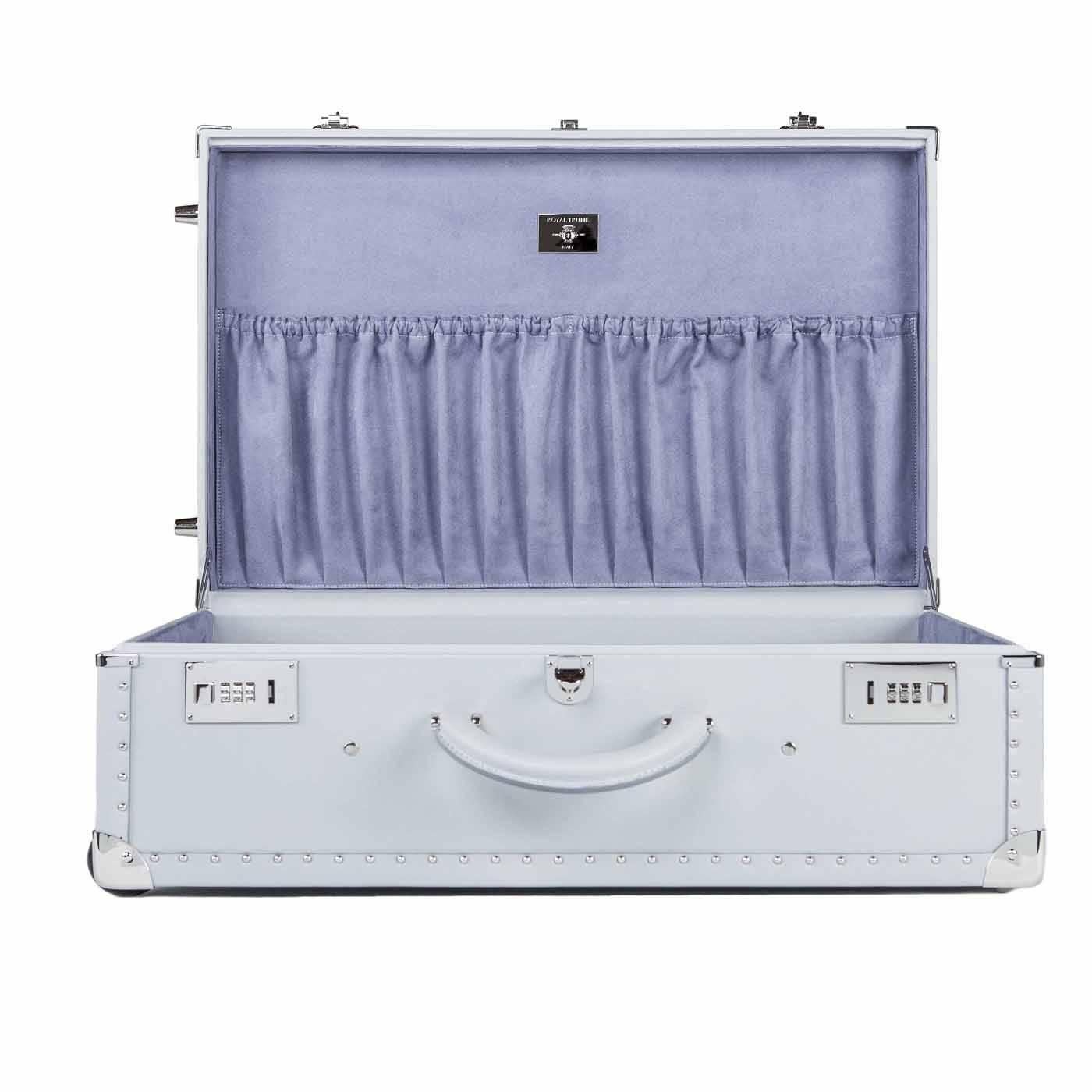 This elegant trolley has a vintage look and the comfort of modern luggage. Made with artisanal methods, it is light, sturdy, and easy to carry thanks to its wheels. It features both hand-sewn handles and a telescopic handle. The interior is lined