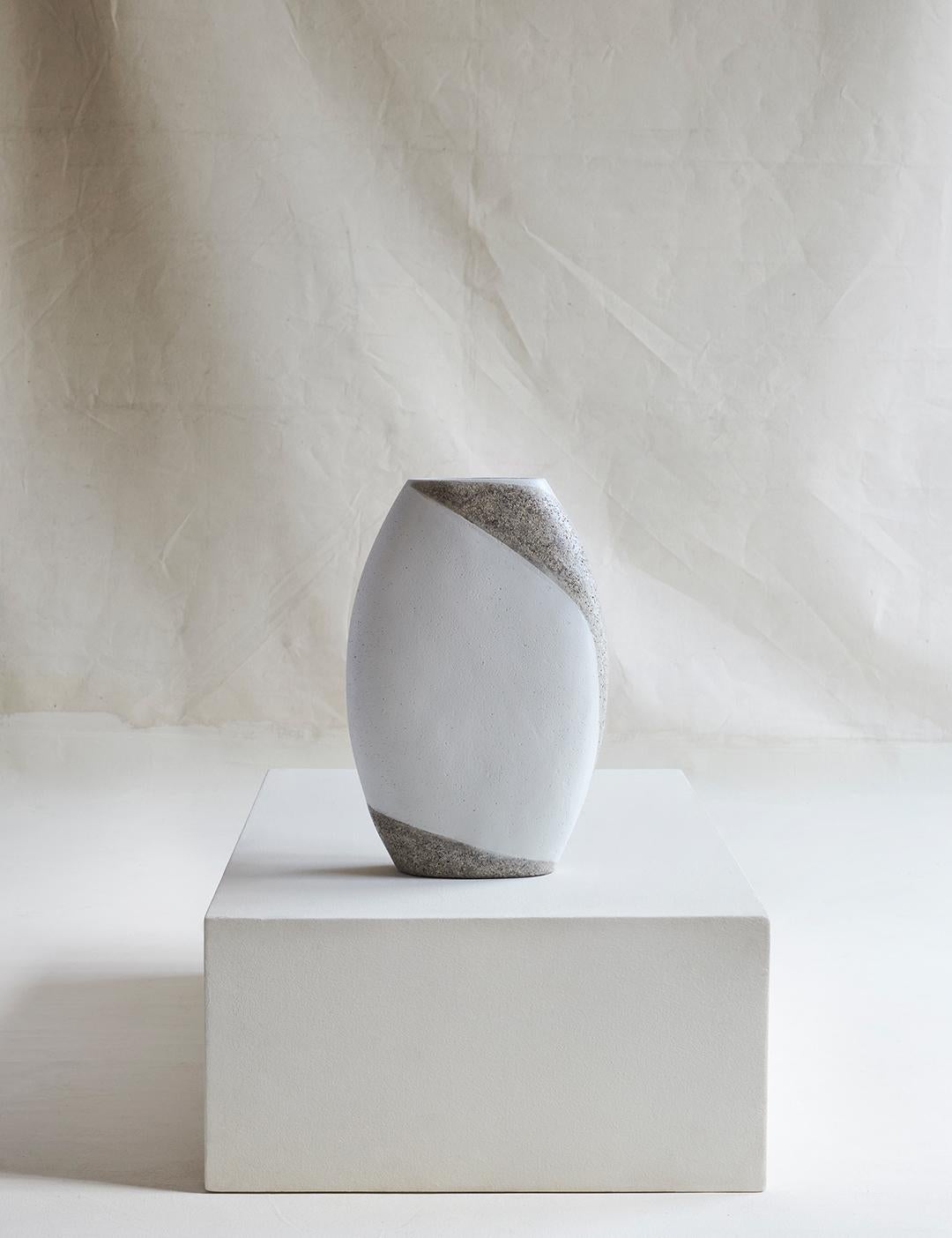 Philippin Vase en bois et pierre calcaire marron et blanc de taille moyenne de Studio Laurence en vente