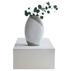 Vase en bois et pierre calcaire marron et blanc de taille moyenne de Studio Laurence