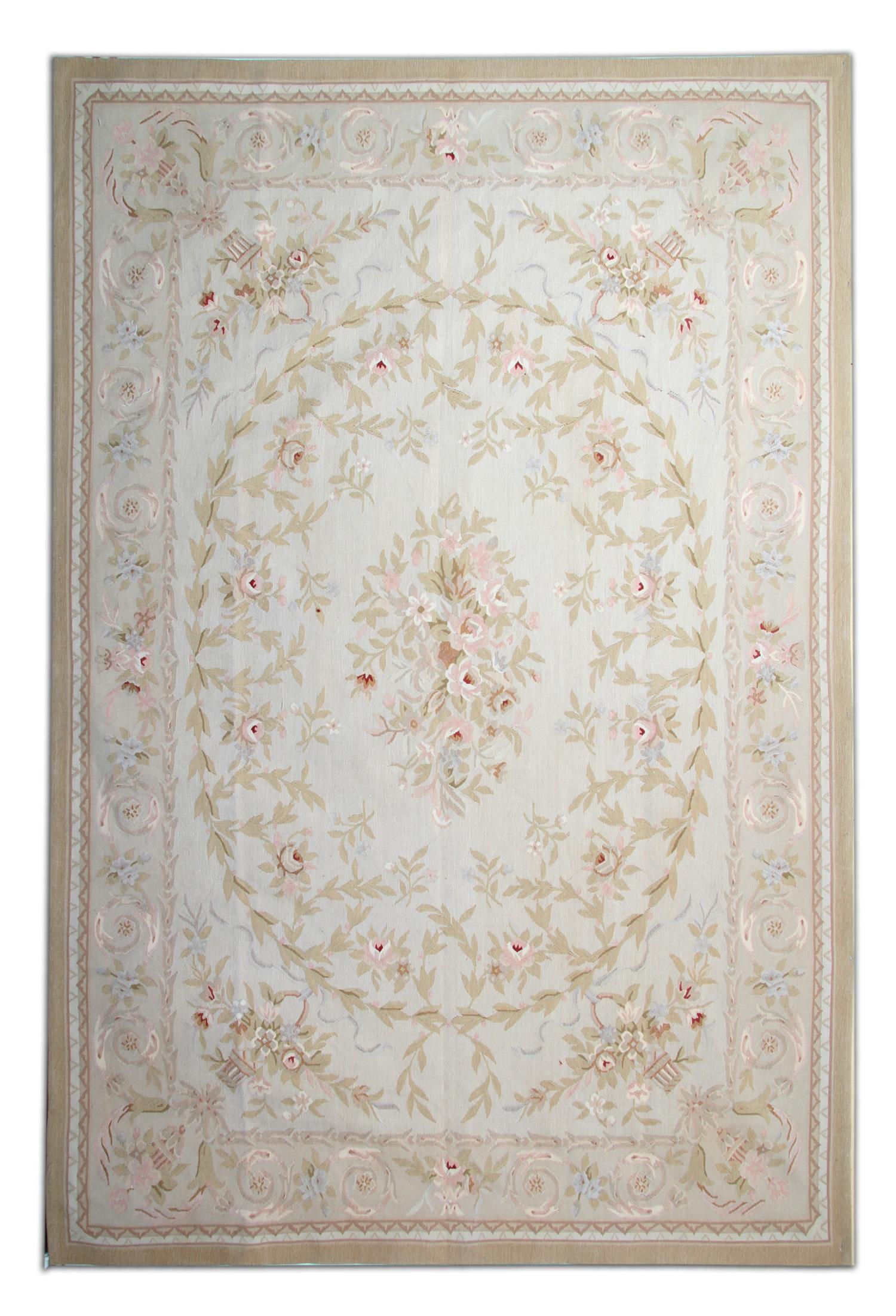 Dieser wunderschöne, handgewebte Aubusson-Teppich wird in jedem Raum, in den er gelegt wird, einen tollen Akzent setzen. Ein elfenbeinfarbenes Blau bildet den Hintergrund dieses eleganten Teppichs. Diese ist dann mit einem symmetrischen Blumenmuster