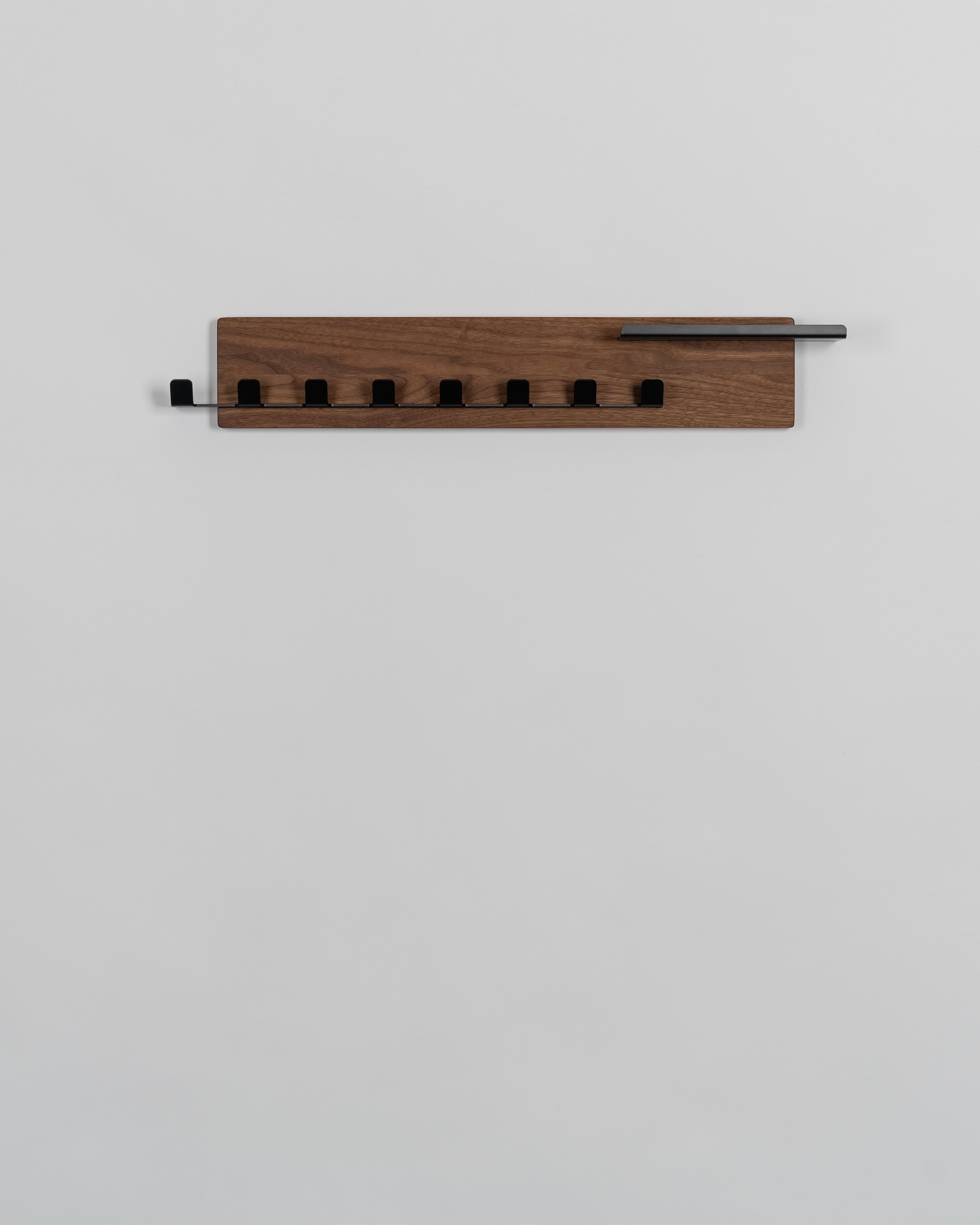 Porte-manteau moyen en noyer avec métal peint par poudrage noir - The Modern Scandinavian

Ce porte-manteau de taille moyenne est un mélange raffiné de noyer naturel et de métal épuré revêtu de poudre noire, illustrant le design Modern Scandinavian