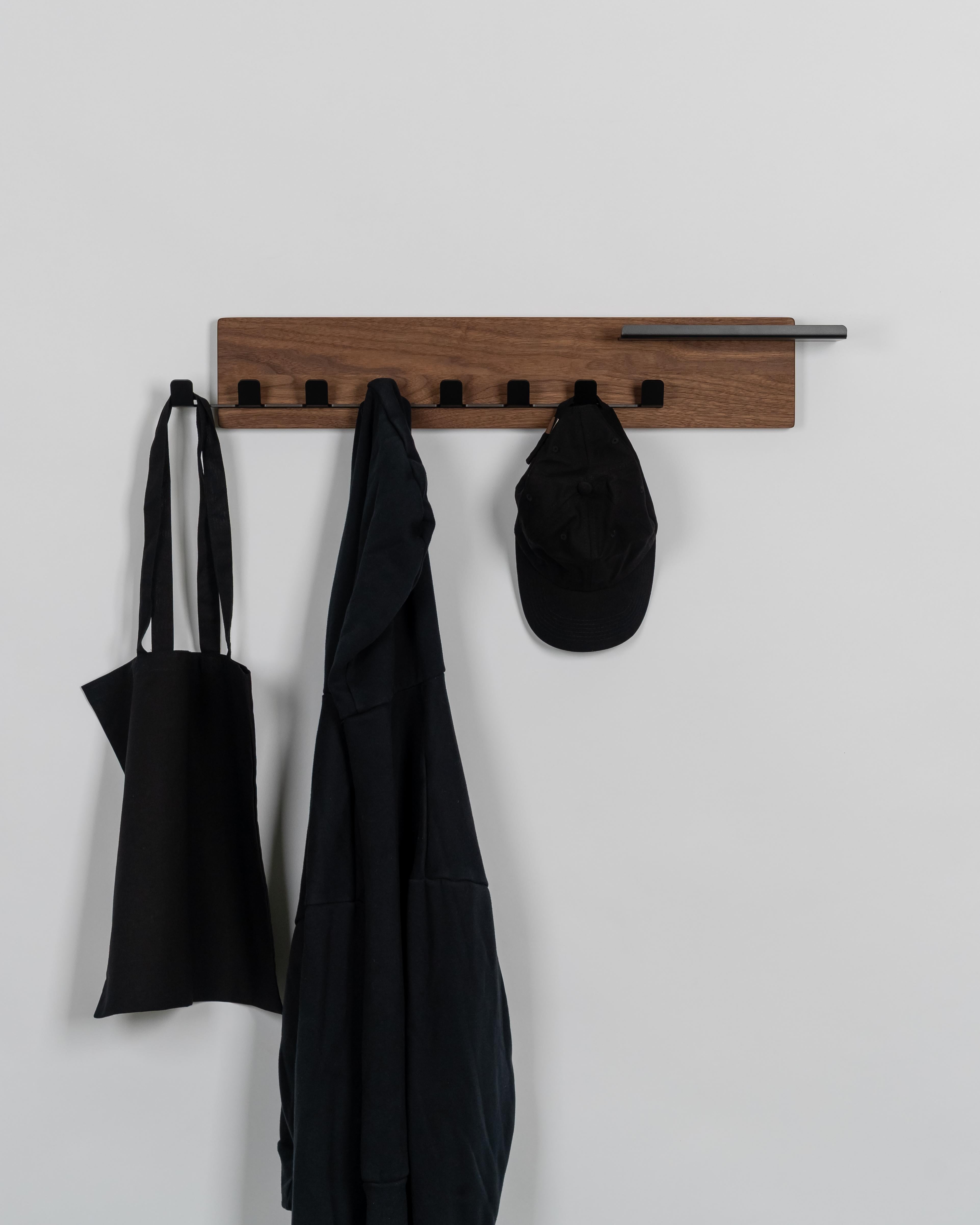 Scandinave moderne Porte-manteau moyen en noyer avec métal peint par poudrage noir - The Modern Scandinavian en vente