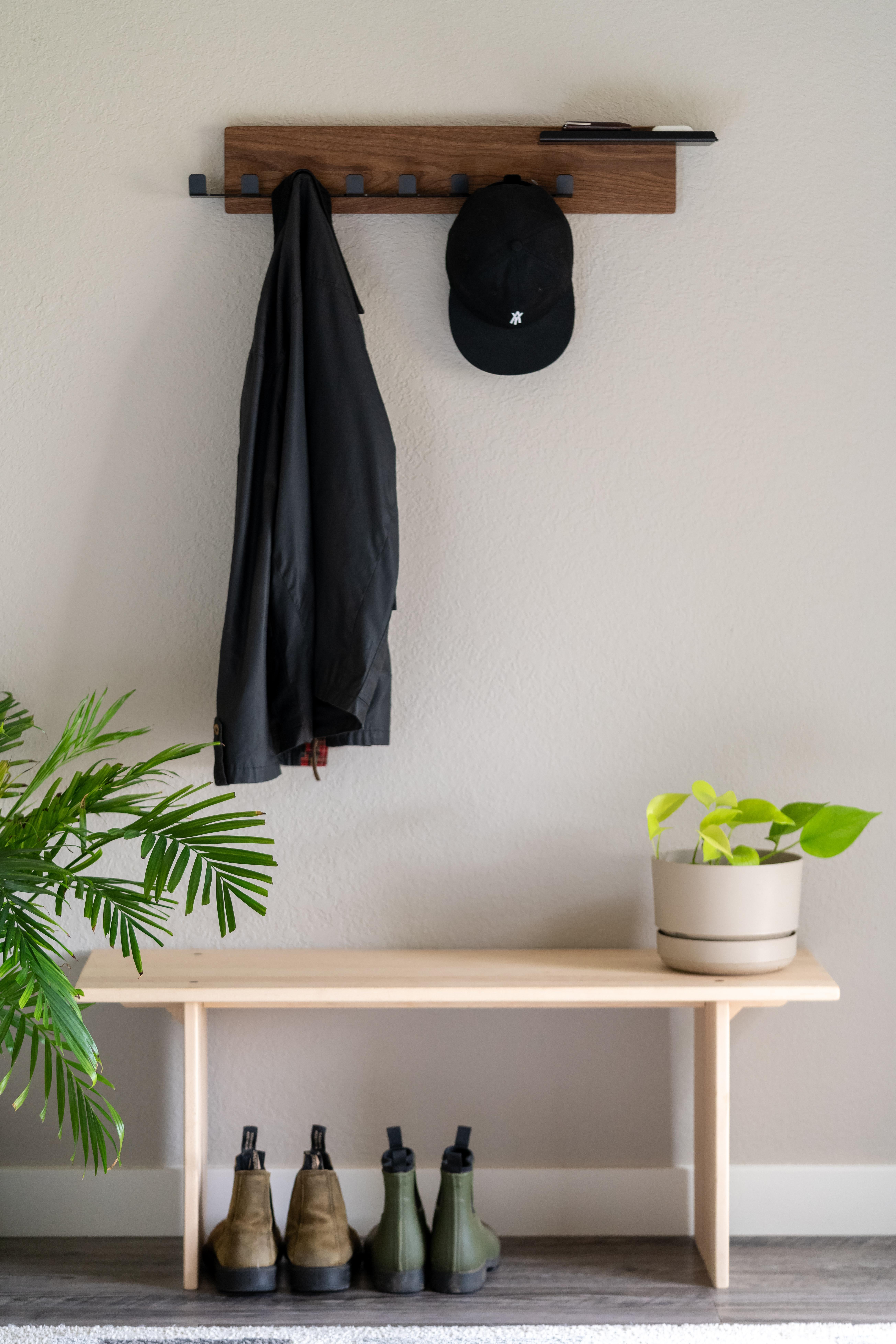 Porte-manteau moyen en noyer avec métal peint par poudrage noir - The Modern Scandinavian Neuf - En vente à Tualatin, OR