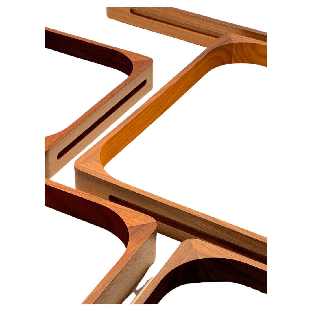 Con sus bordes de inspiración modernista y su base vibrante, la bandeja Cuadrada fue diseñada por Gisela Simas en 2014. Fabricada en madera de freijó y acrílico, esta pieza versátil pasa sin problemas de la mesa del comedor al dormitorio, cumpliendo