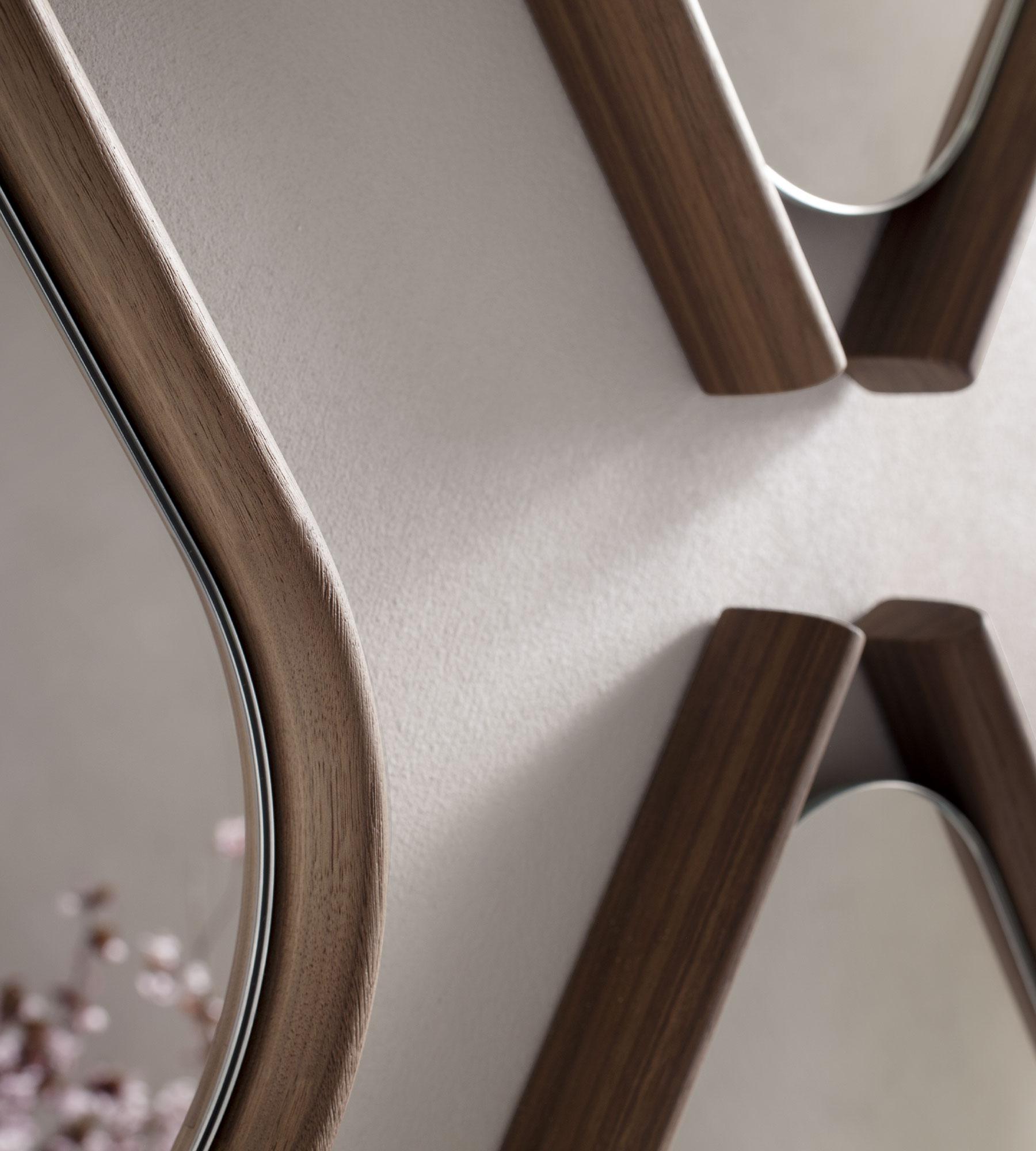 Miroir à œil en bois de noyer moyen par Morica Design en vente 4