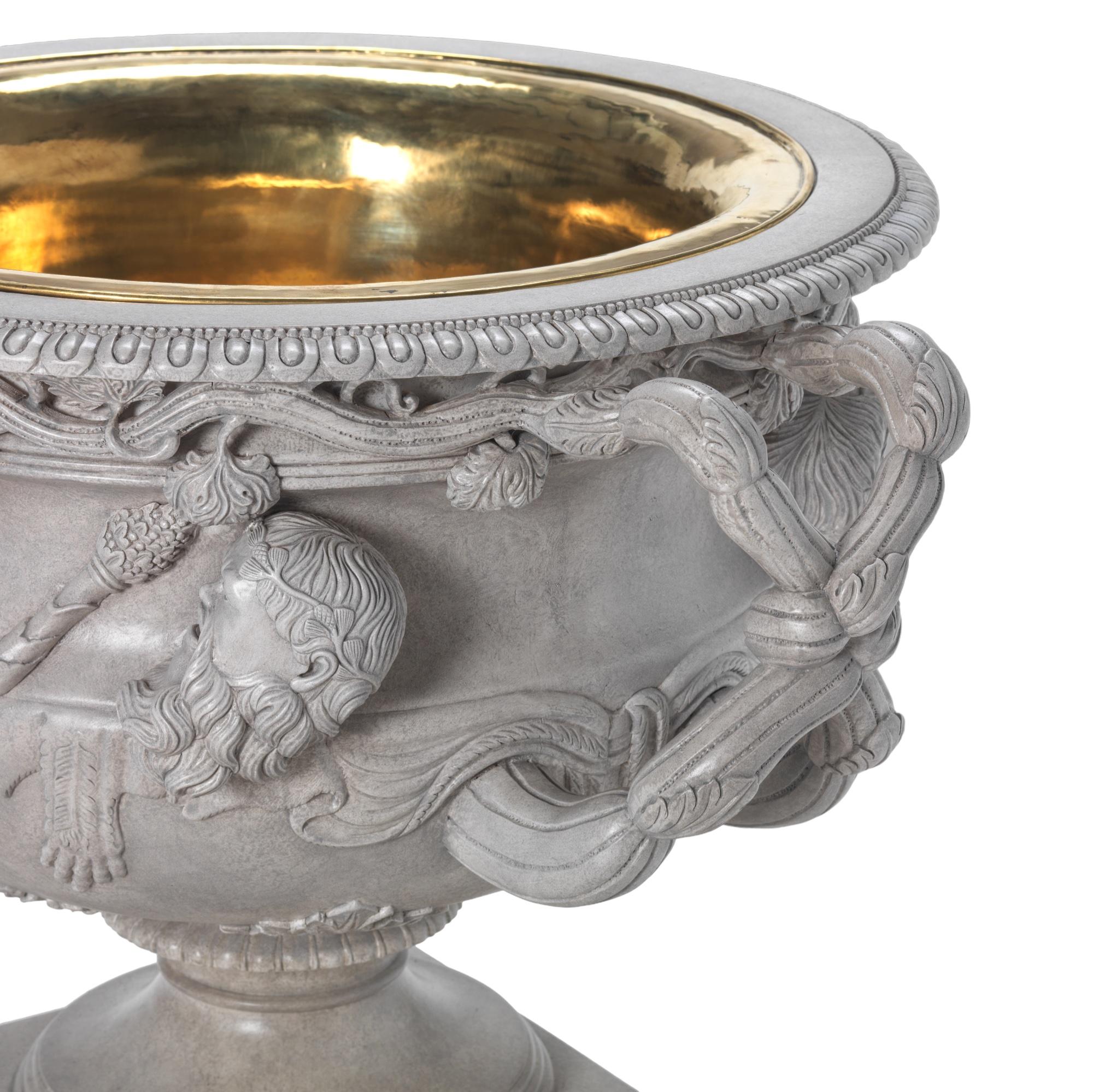 Eine schöne geschnitzte Holzkopie der Warwick-Vase. Die Originalvase wurde 1771 von Gavin Hamilton in der Hadrian-Villa in Tivoli ausgegraben. Hamilton verkaufte es dann an den 2. Earl of Warwick, daher der Name.
Diese Vase ist hervorragend in