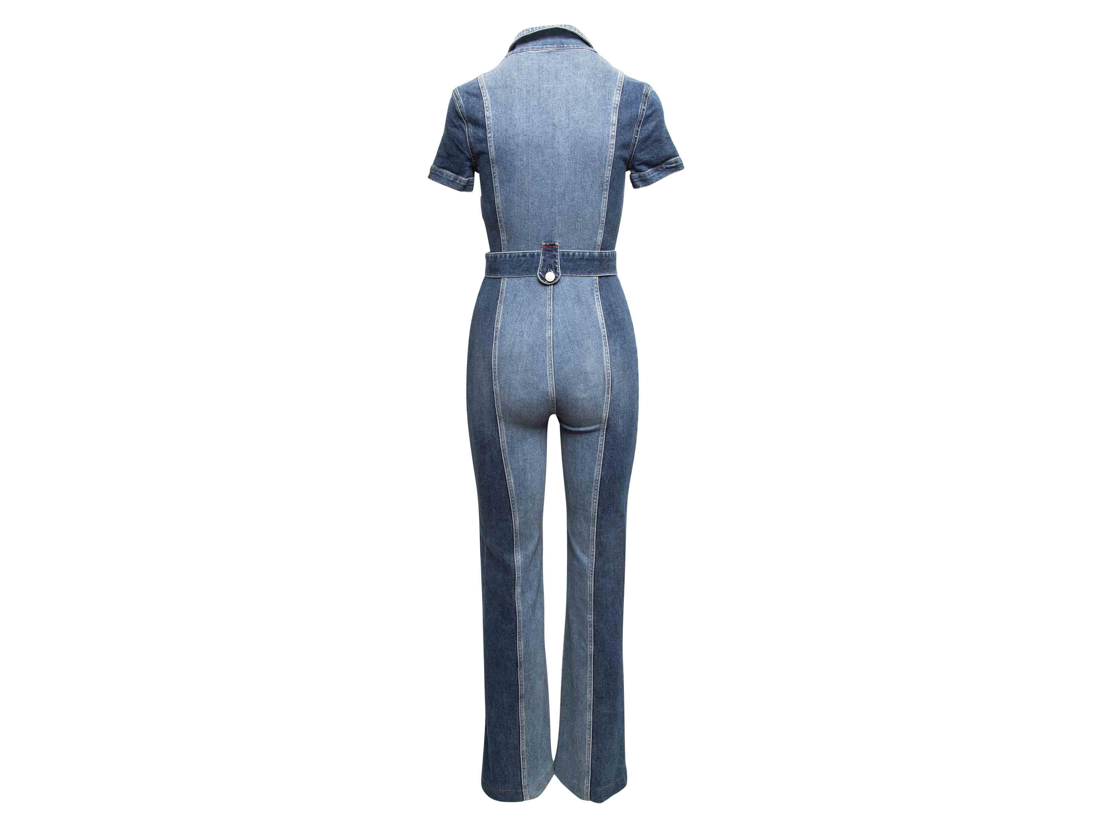Mono vaquero con cinturón Alice + Olivia lavado medio Talla 24 en Bueno estado para la venta en New York, NY