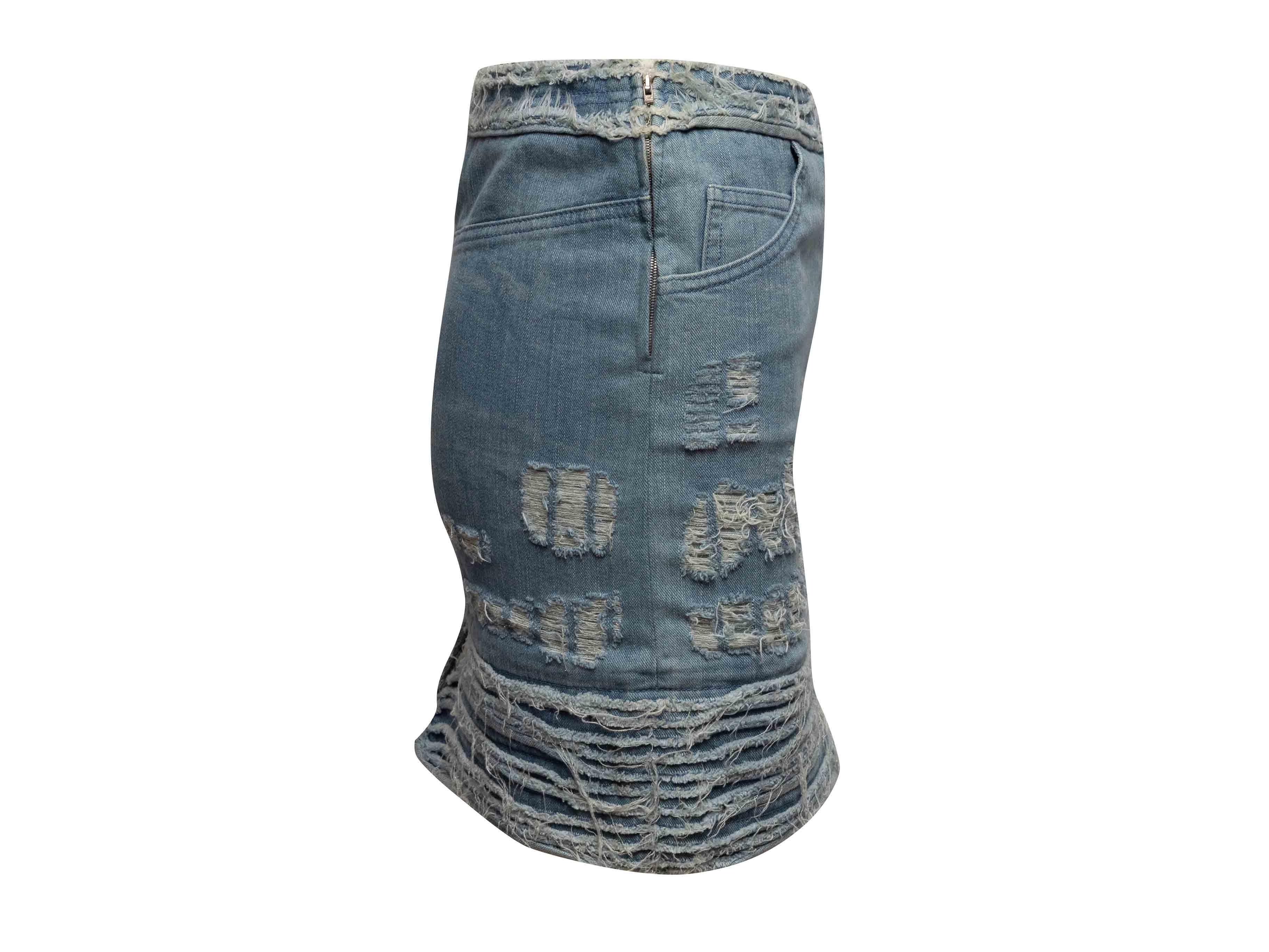 Denim-Minirock von Chanel aus mittelschwerem Denim. Drei Taschen. Seitlicher Reißverschluss. 29