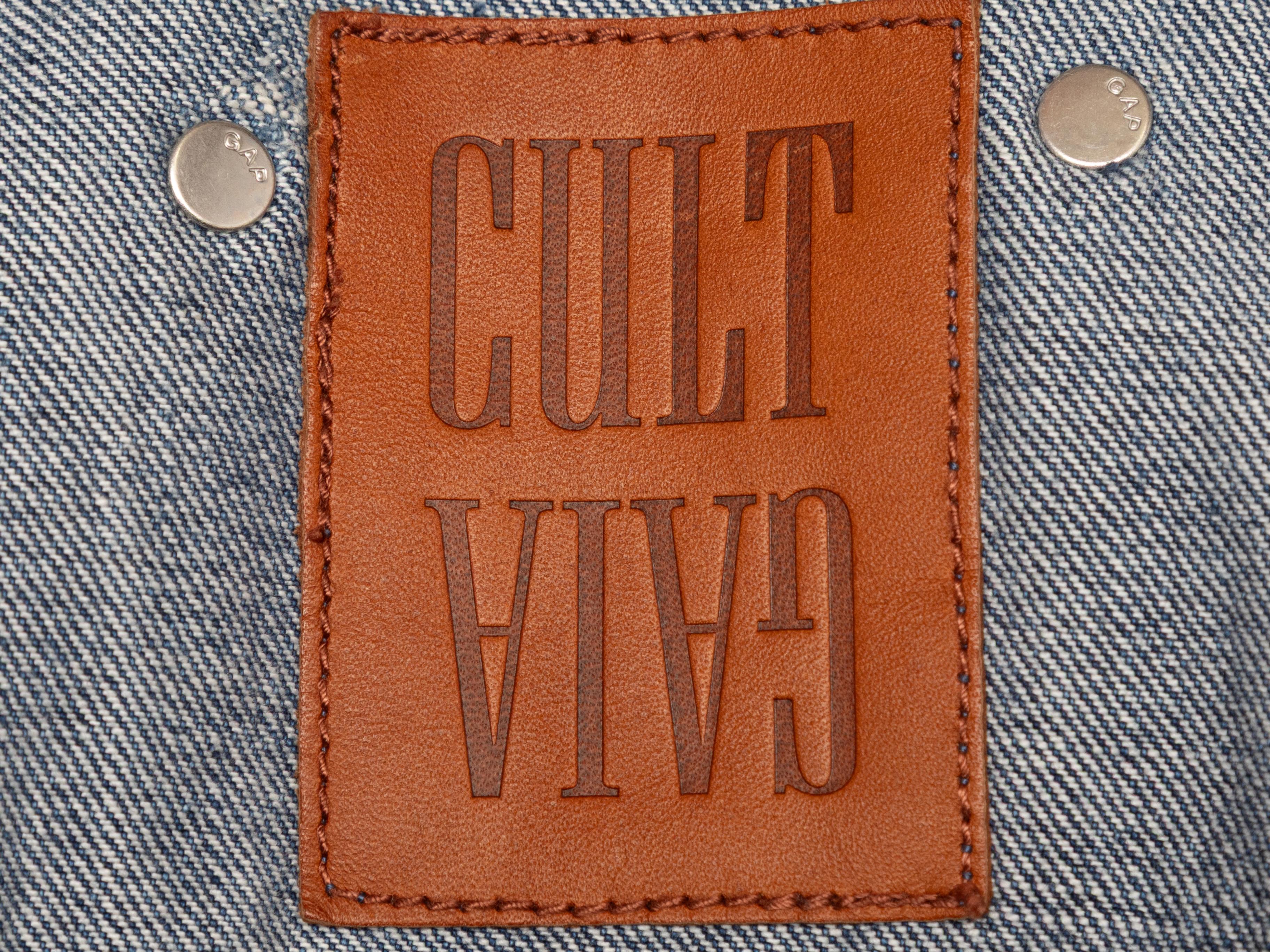Giacca di jeans asimmetrica a lavaggio medio di Cult Gaia. Collo a punta. Quattro tasche. Chiusura con bottoni al centro davanti. Busto 36