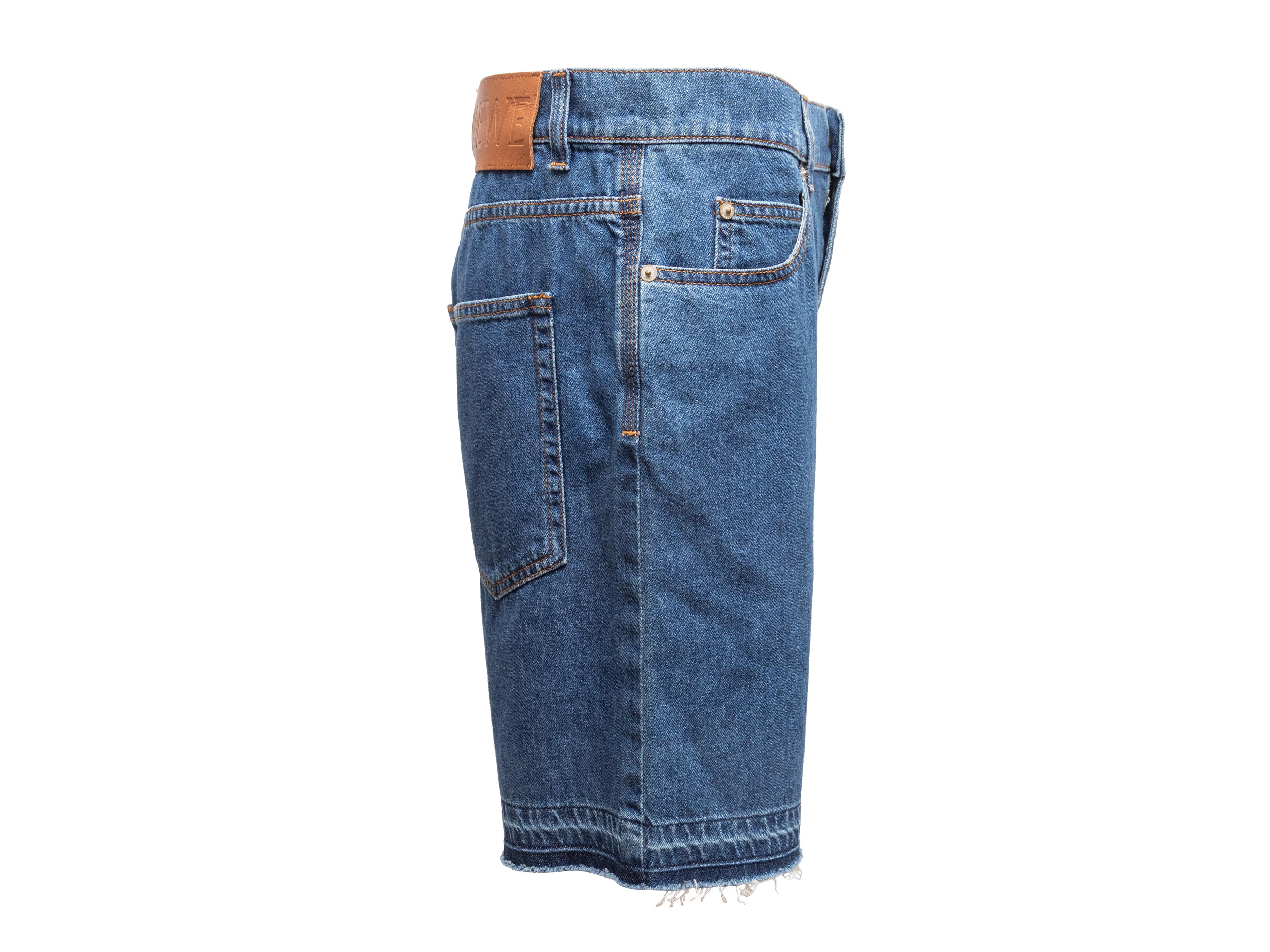 Knielange Shorts aus mittelschwerem Jeansstoff von Loewe. Durchgehende Kontrastnähte. Fünf Taschen. Reißverschluss und Knopfverschluss vorne. 34