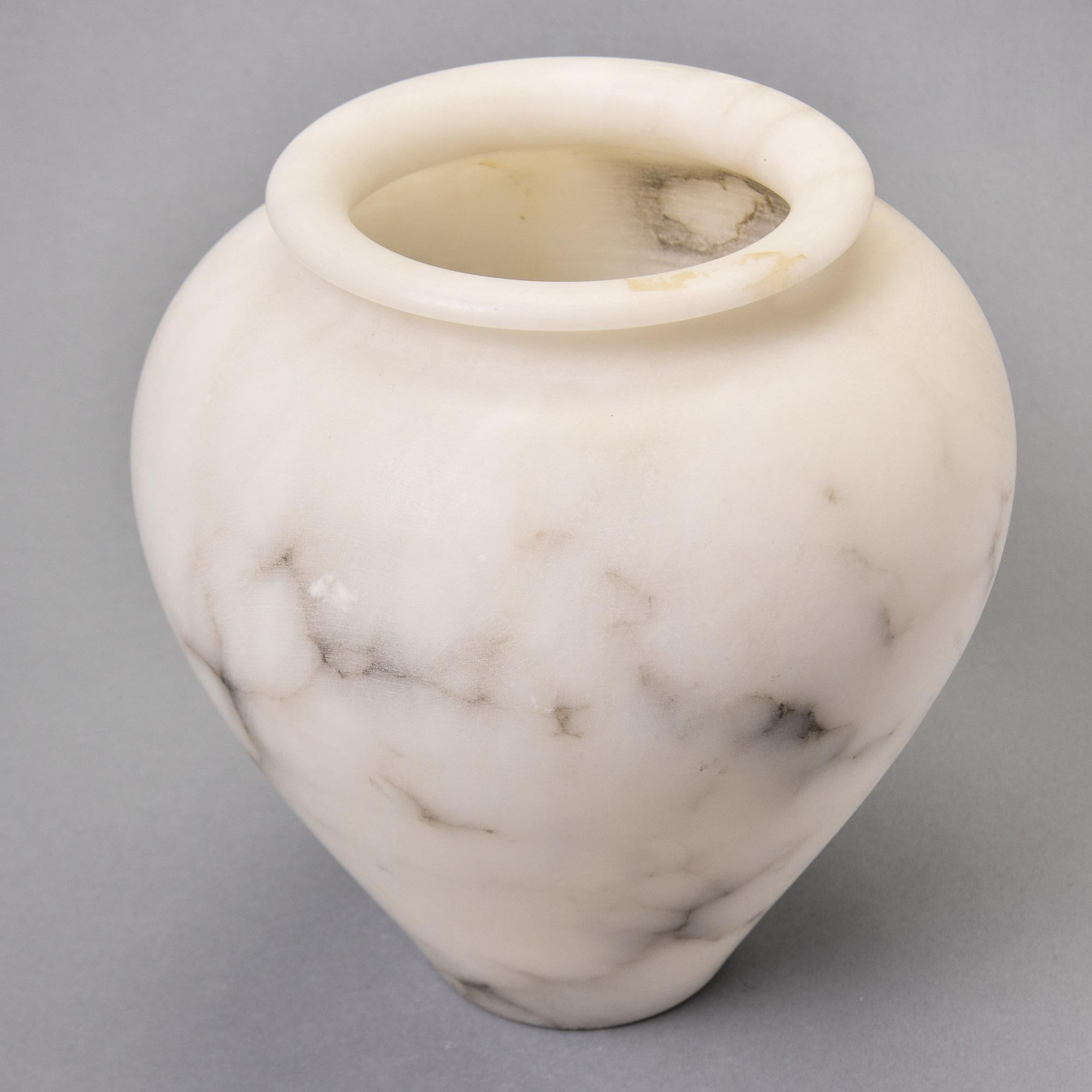 Vaso medio di alabastro bianco con striature grigie in vendita 3