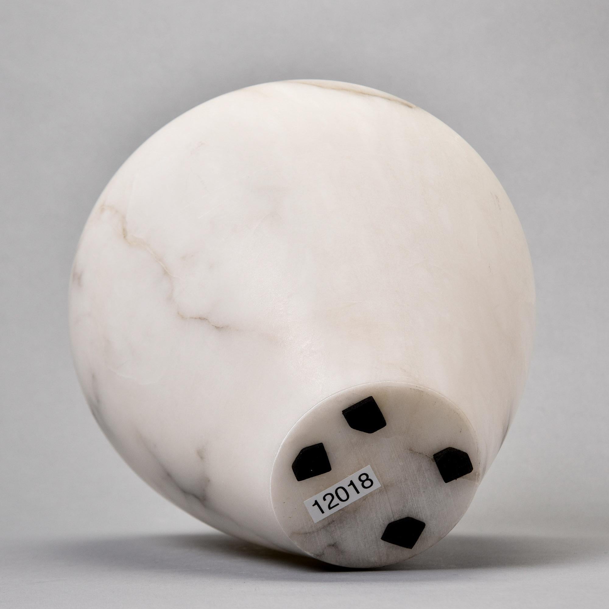 Vaso medio di alabastro bianco con striature grigie in vendita 4