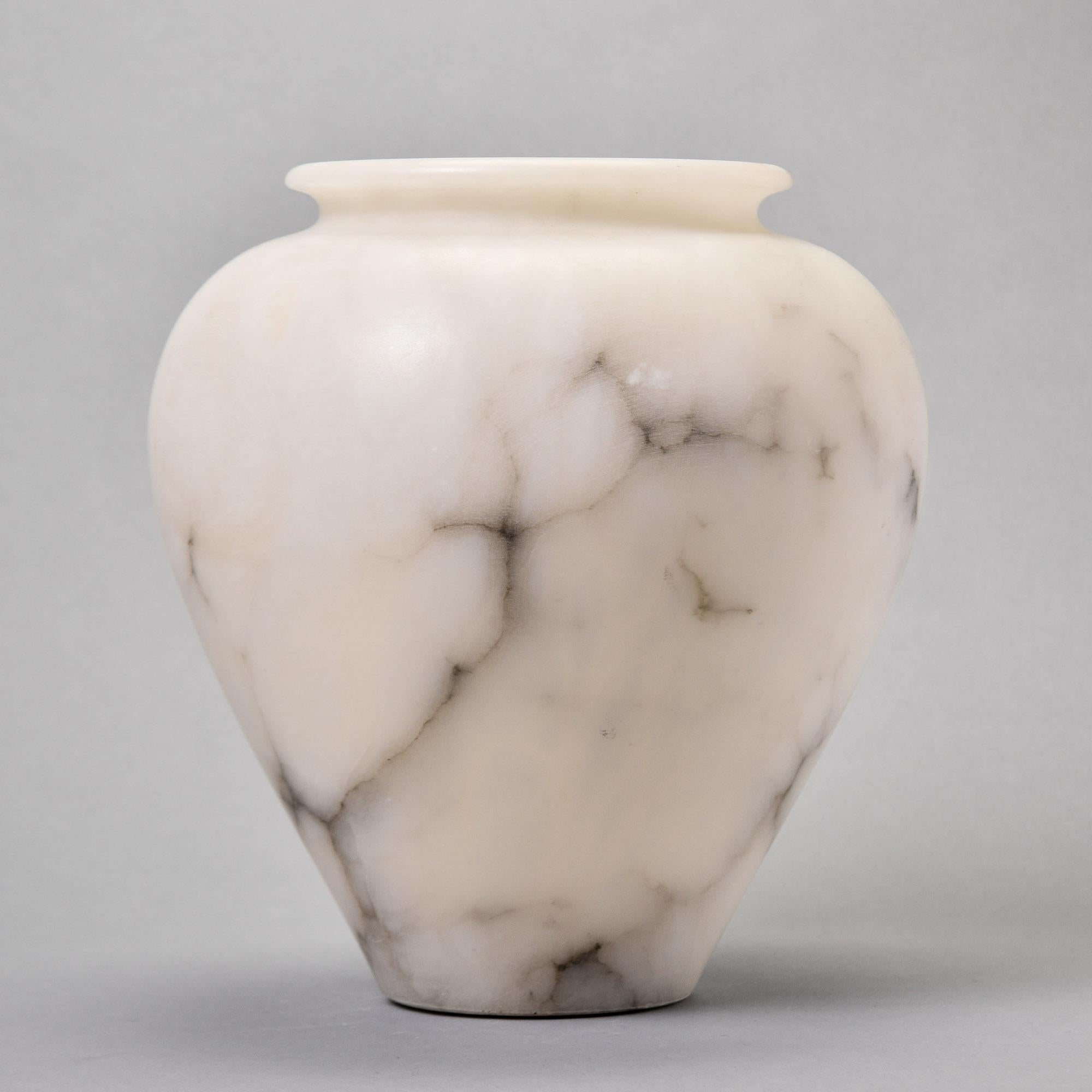 Questo è un vaso di alabastro bianco alto 9.5 pollici, nuovo, trovato in Italia. Creato e progettato da un membro di una famiglia multigenerazionale di artigiani dell'alabastro e del marmo. Alabastro bianco crema tornito in forma di vaso classico
