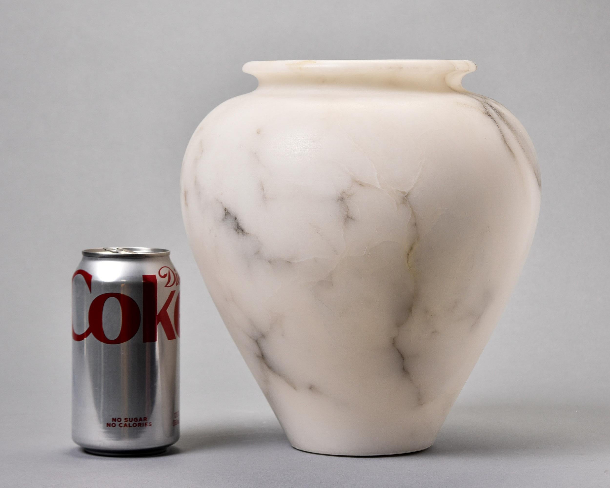 Neoclassico Vaso medio di alabastro bianco con striature grigie in vendita