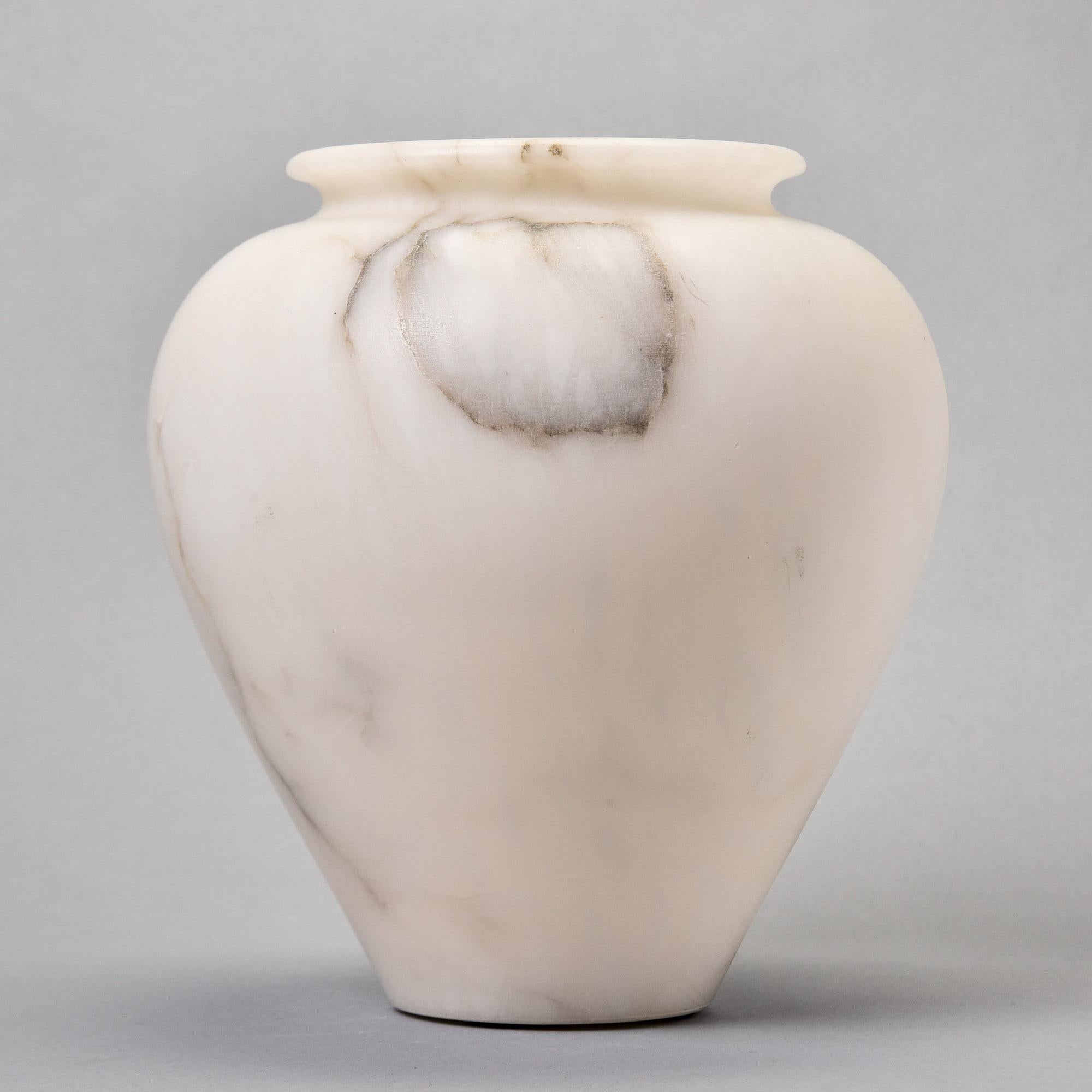Italiano Vaso medio di alabastro bianco con striature grigie in vendita
