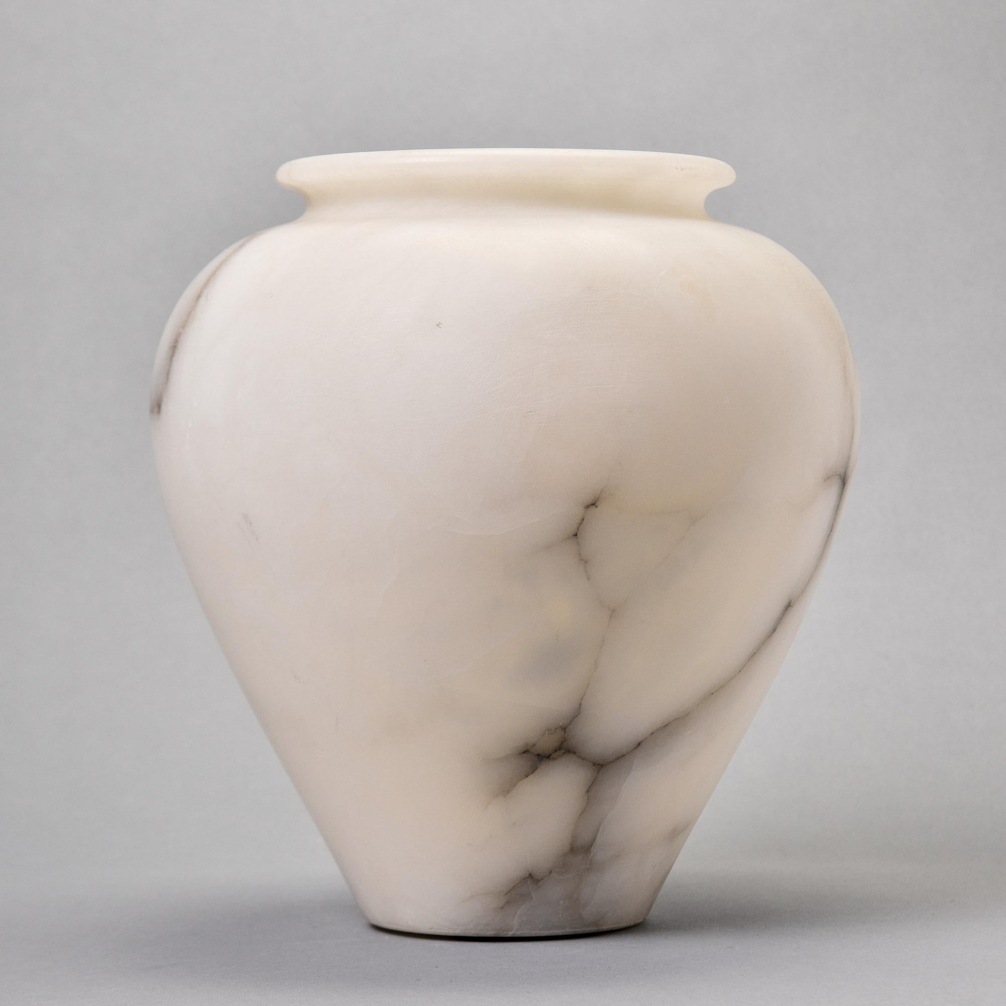 Vaso medio di alabastro bianco con striature grigie In condizioni Nuovo in vendita a Troy, MI