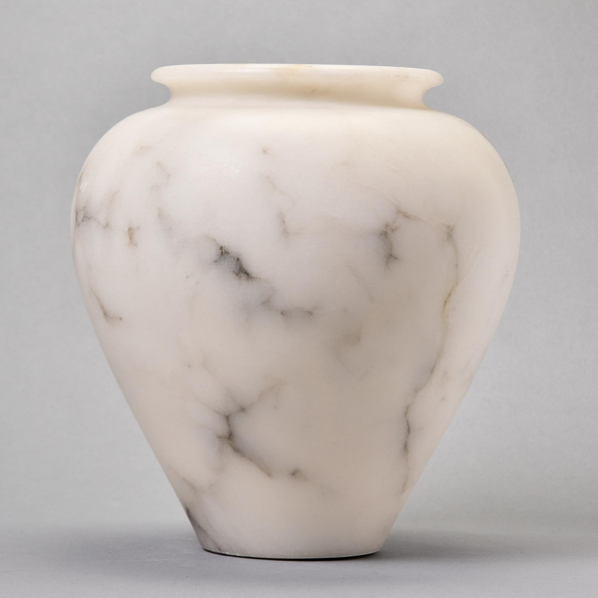 XXI secolo e contemporaneo Vaso medio di alabastro bianco con striature grigie in vendita