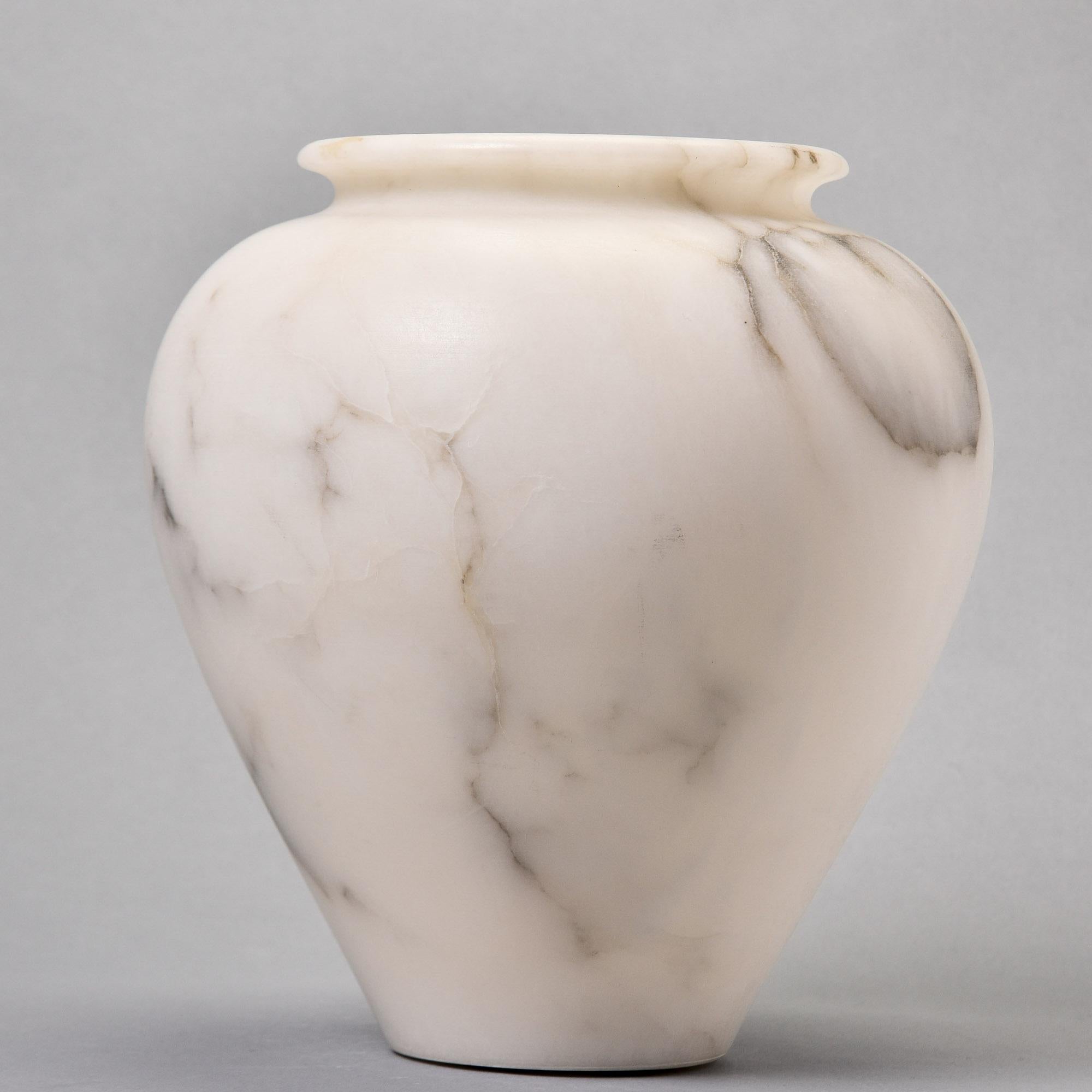 Alabastro Vaso medio di alabastro bianco con striature grigie in vendita