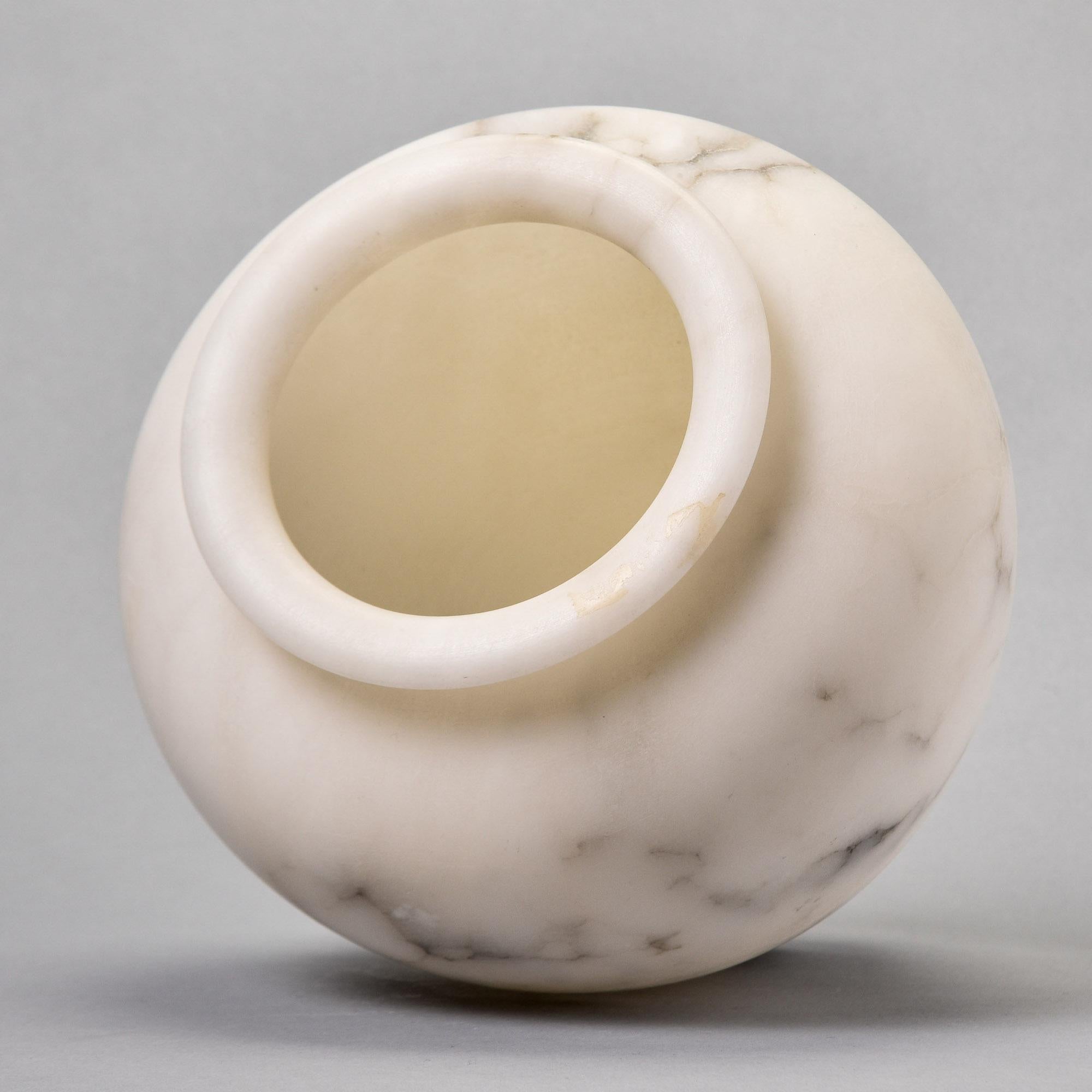 Vaso medio di alabastro bianco con striature grigie in vendita 1