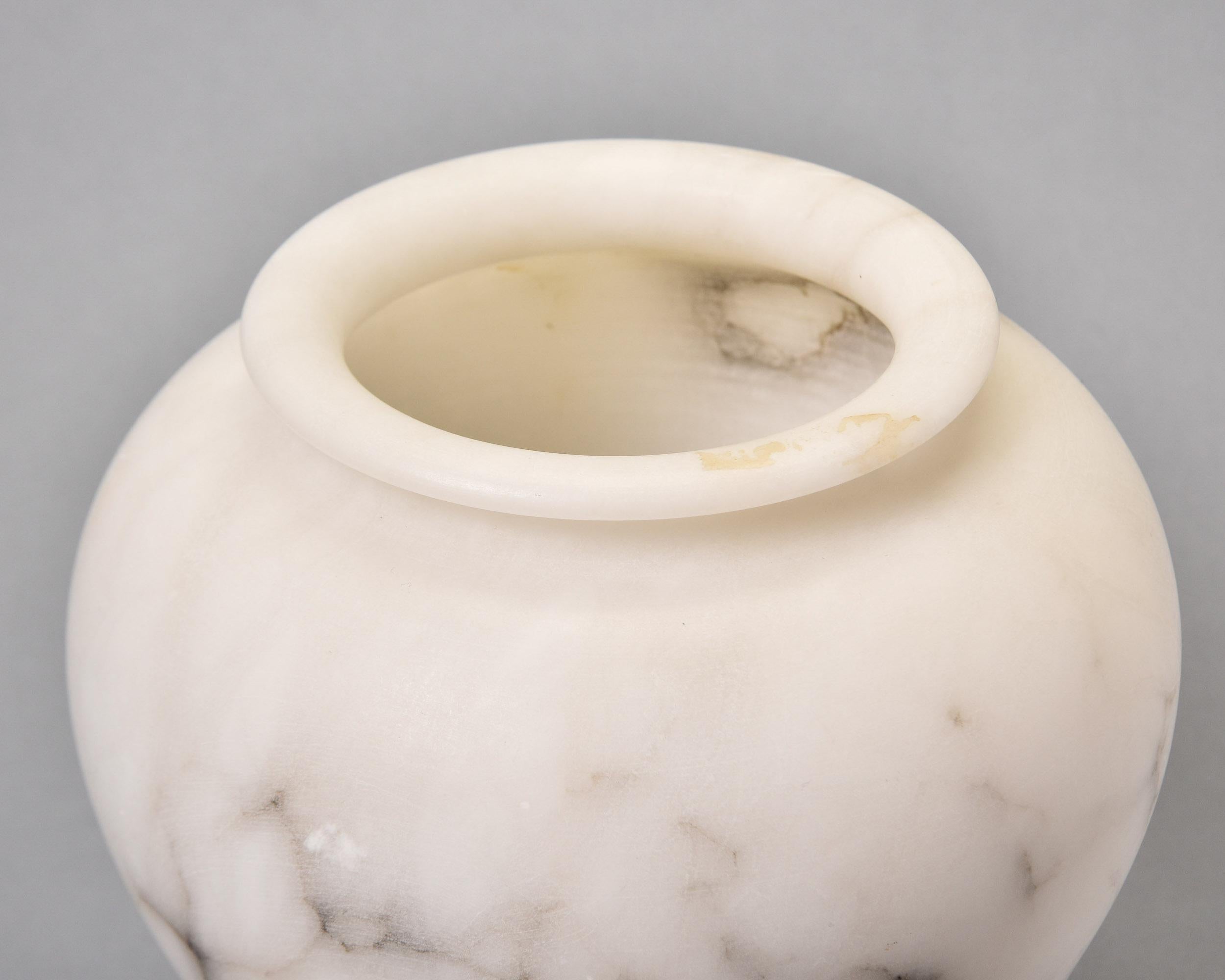Vaso medio di alabastro bianco con striature grigie in vendita 2
